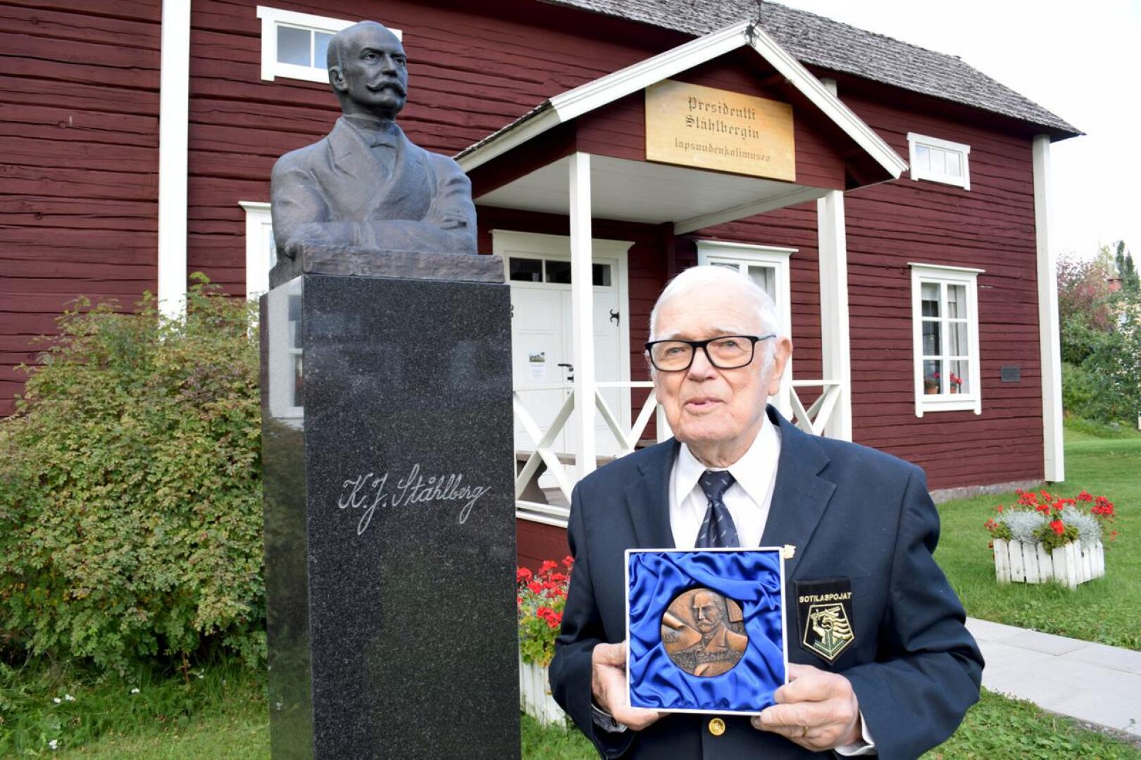 Juha Eronen on saanut K.J. Ståhlbergin taidemitalin elämäntyöstä Ståhlbergin lapsuudenkodin vaalimisessa.
