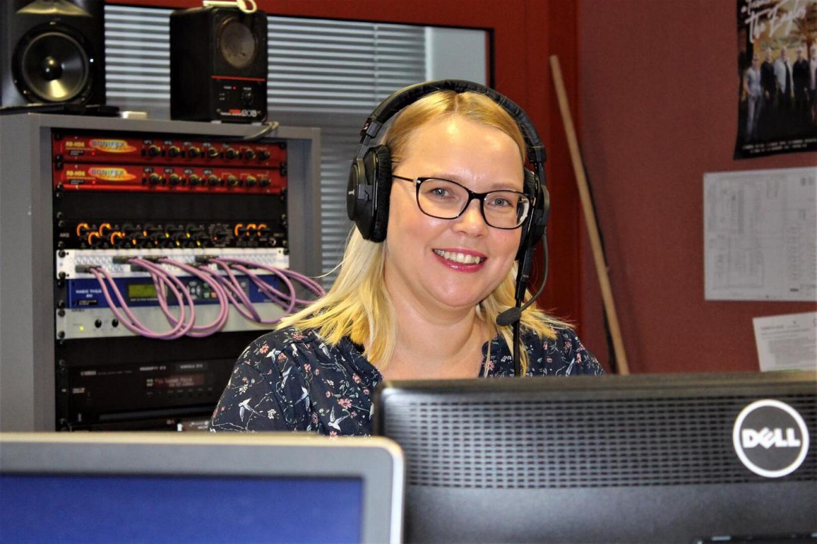 Yle Kokkolan radiojuontaja Niina Koskela sanoo, että radiojuontajan työssä vaaditaan hyvää stressinsietokykyä, vuorovaikutustaitoja sekä kykyä tehdä nopeita päätöksiä.