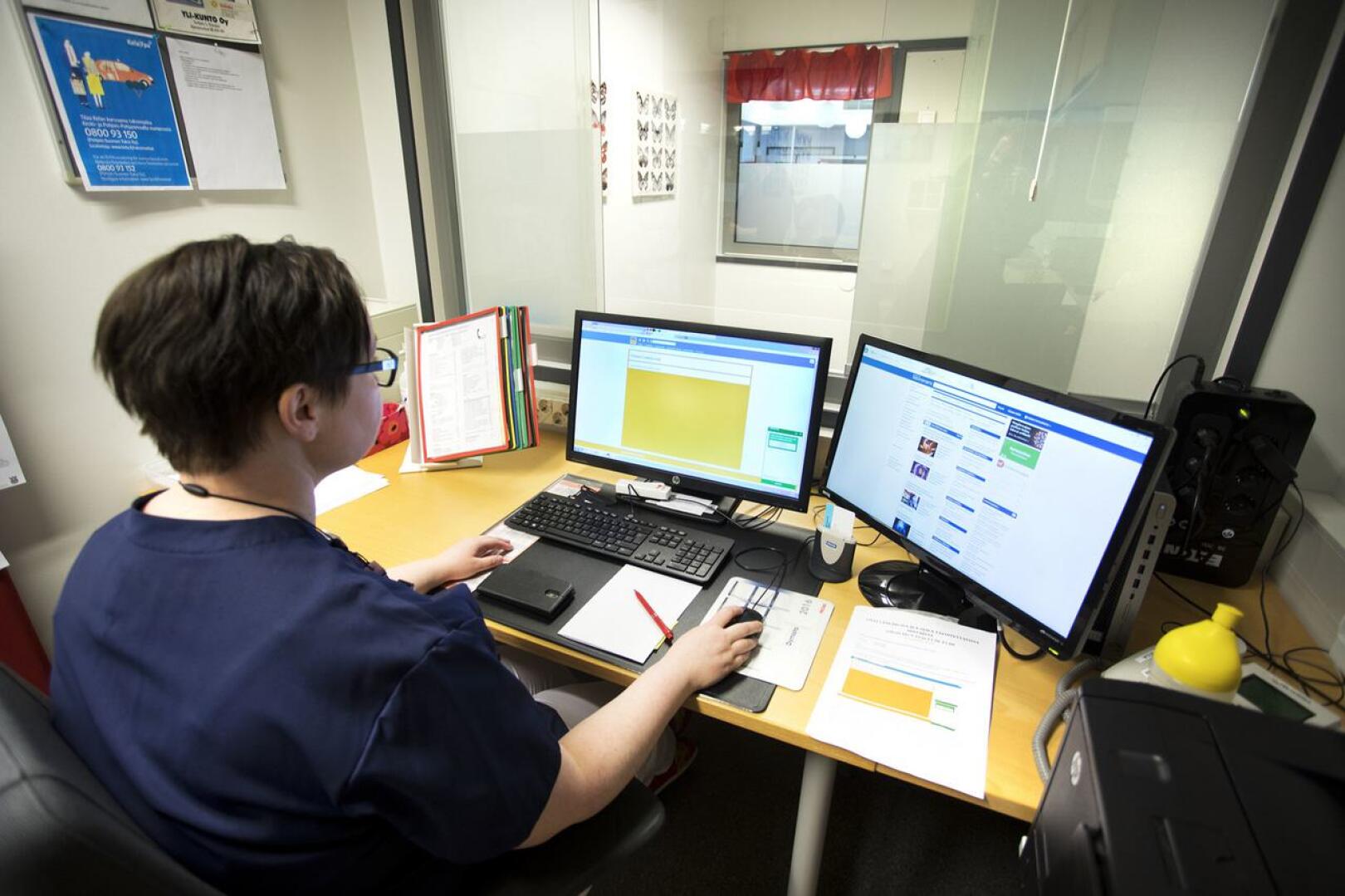 Sairaanhoitaja Anne Niemelä näyttää käyttää chat-lääkäriä apuna työssään.