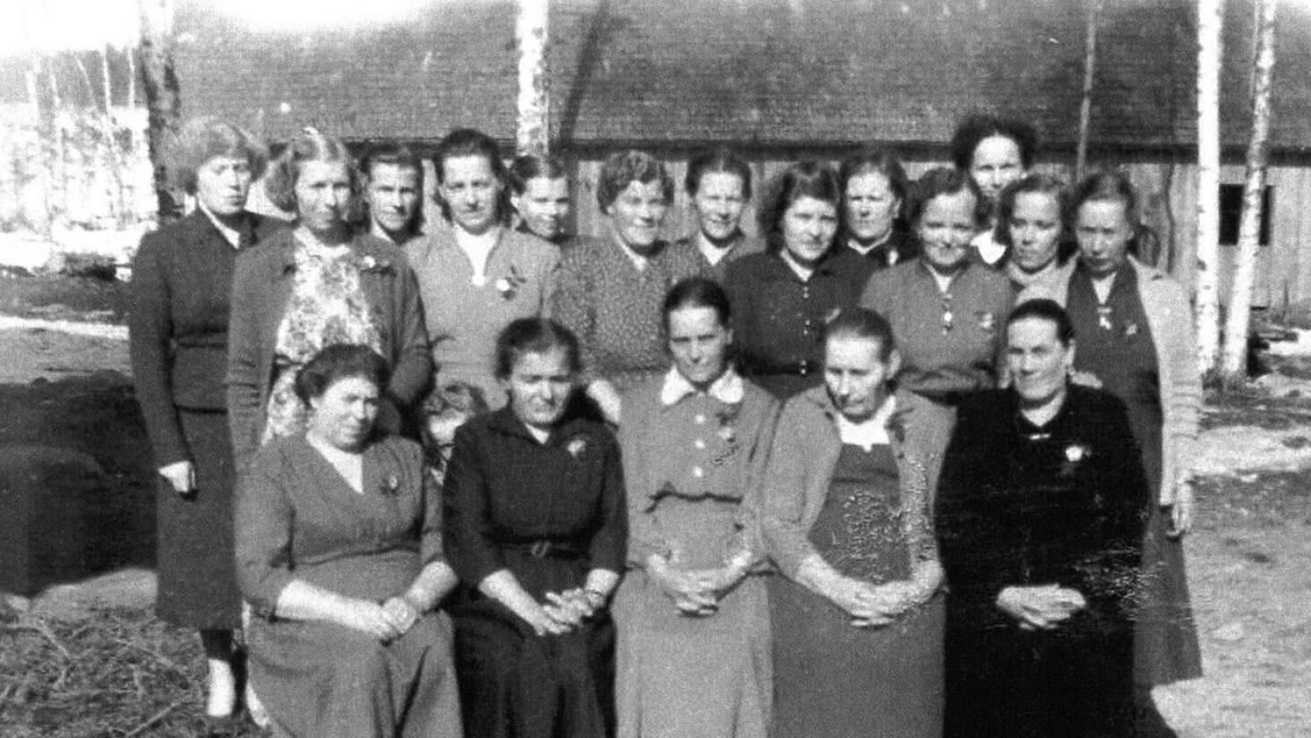 Mökälän äitejä vuonna 1955 kylällä järjestetyssä äitienpäivän juhlassa. 