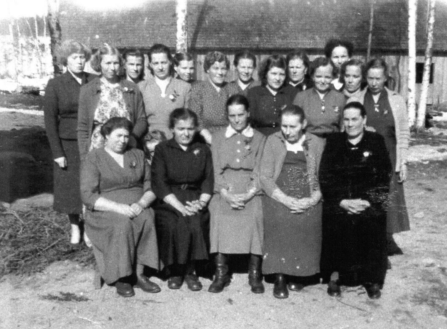 Mökälän äitejä vuonna 1955 kylällä järjestetyssä äitienpäivän juhlassa. 