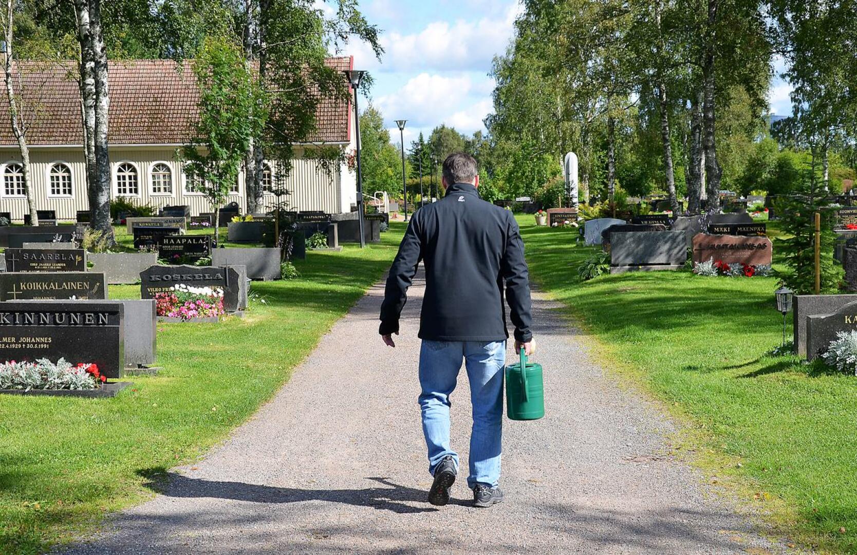 Yliviekan kirkkoneuvosto vapautti inarilaisille varatut kriisinajan hautapaikat Heikkilän hautausmaalta.
