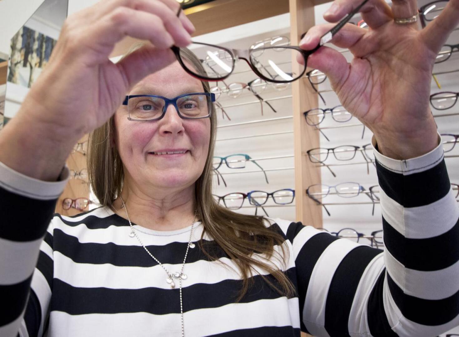 Eeva Närhen pätevyyttä testattiin aikoinaan optikkoalan pääsykokeissa rautalangalla. Hakijan piti pyöritellä annetusta langasta silmälasit mahdollisimman nopeasti.