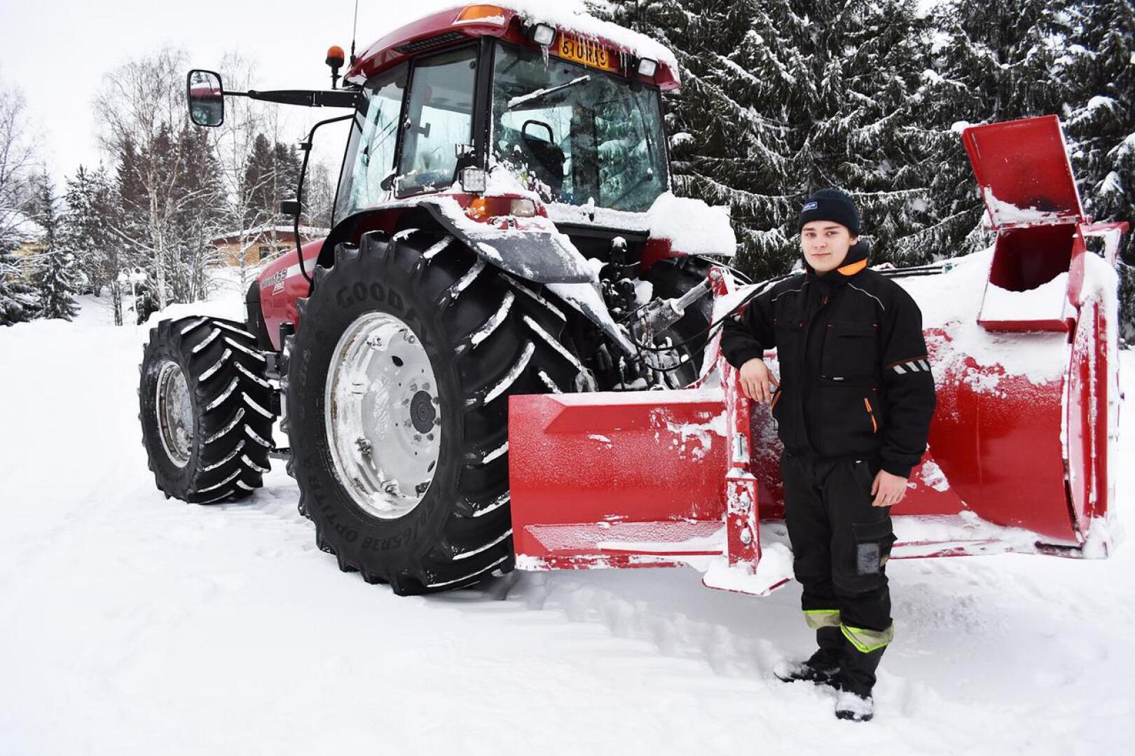 Samuli Kortet tekee lumitöitä kaupungille omalla toiminimellään. Kesäksi hän toivoo traktorihommia löytyvän turvesoilta.