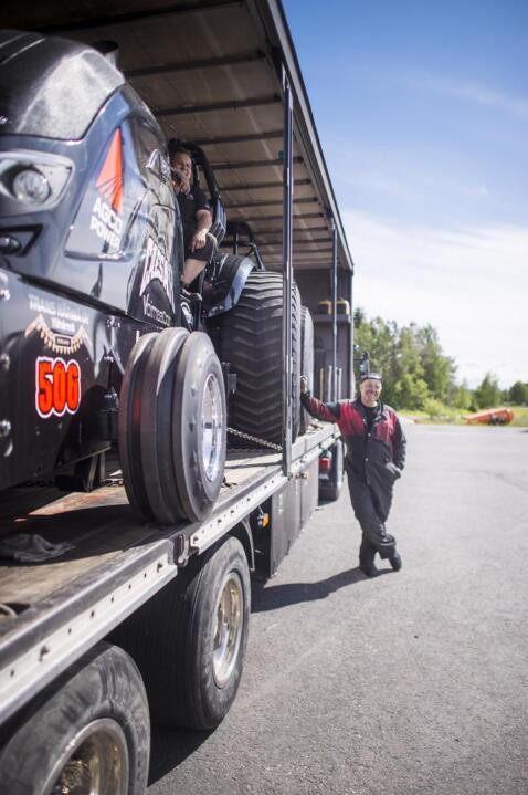 Kälviäläiset Matti (vas.) ja Pekka Herlevi ovat saavuttaneet menestystä mielin määrin tractor pullingissa.