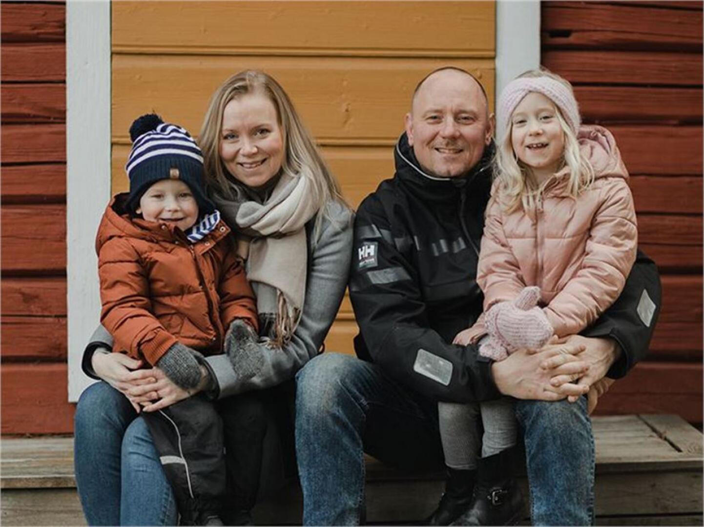 Linda ja Kalle Antus ovat keskittäneet perheen vakuutukset LähiTapiolan Pohjanmaalle jo vuosien ajan. He arvostavat paikallista palvelua sekä arkea helpottavia joustavia sähköisiä palveluja.