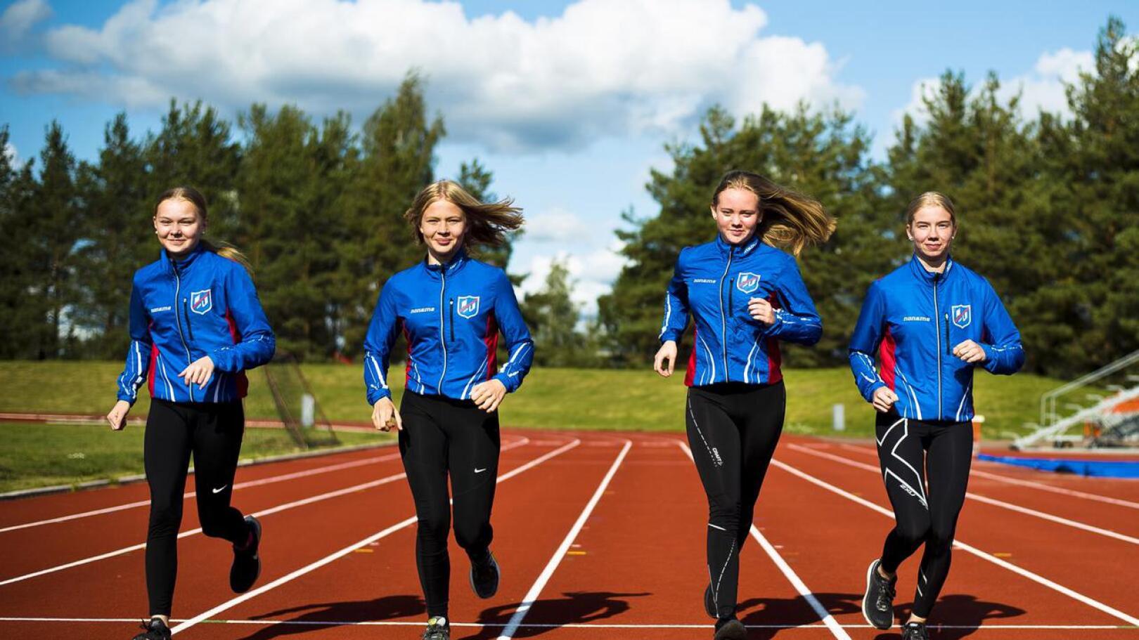 Kauden päätavoitetta kohti. Anni Niku (vas.), Emma Mäkinen, Iida Rautio ja Liinu Tiainen juoksevat ensi viikolla ikäluokkansa kärkinimiä vastaan.