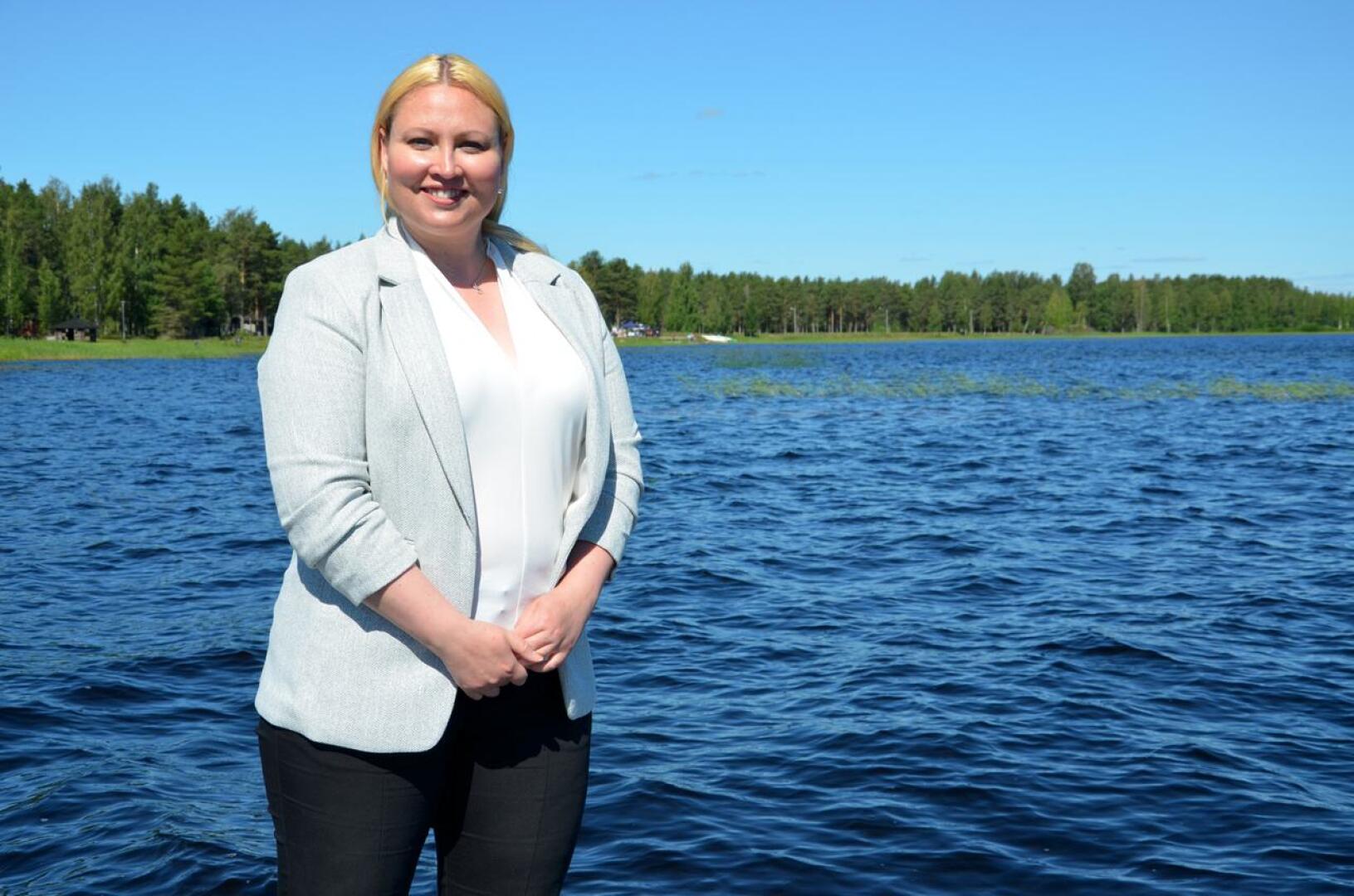 Anne Kurkelan kunnanjohtajajuus Lestijärven rannalla kesti reilun vuoden. Kuva otettu heinäkuussa 2021.