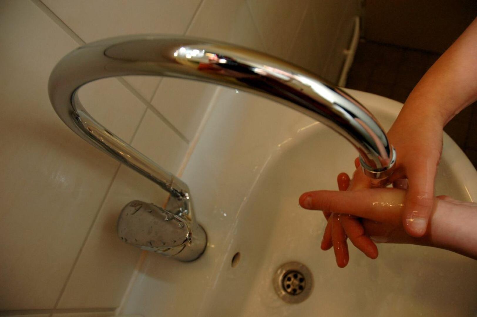 Vappua kehotetaan juhlimaan koronaturvallisesti. Yksi hyvä keino estää koronan leviäminen on huolellinen käsien pesu.