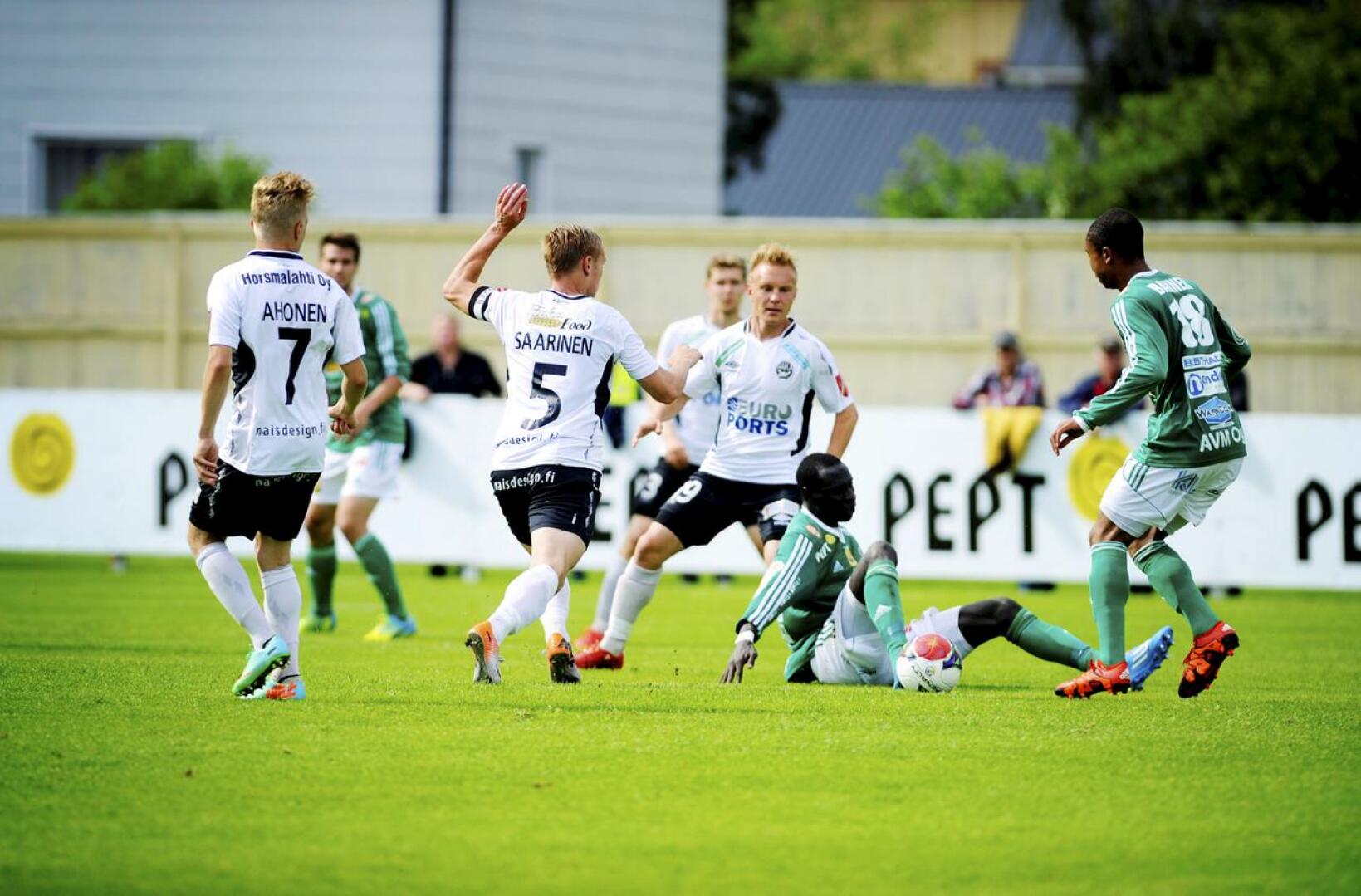 Tuomas Lähdesmäki (keskellä) pelasi neljä kautta Valkeakosken Hakassa. Alkavalla kaudella Lähdesmäki nähdään Pietarsaaren Jaron pelipaidassa.