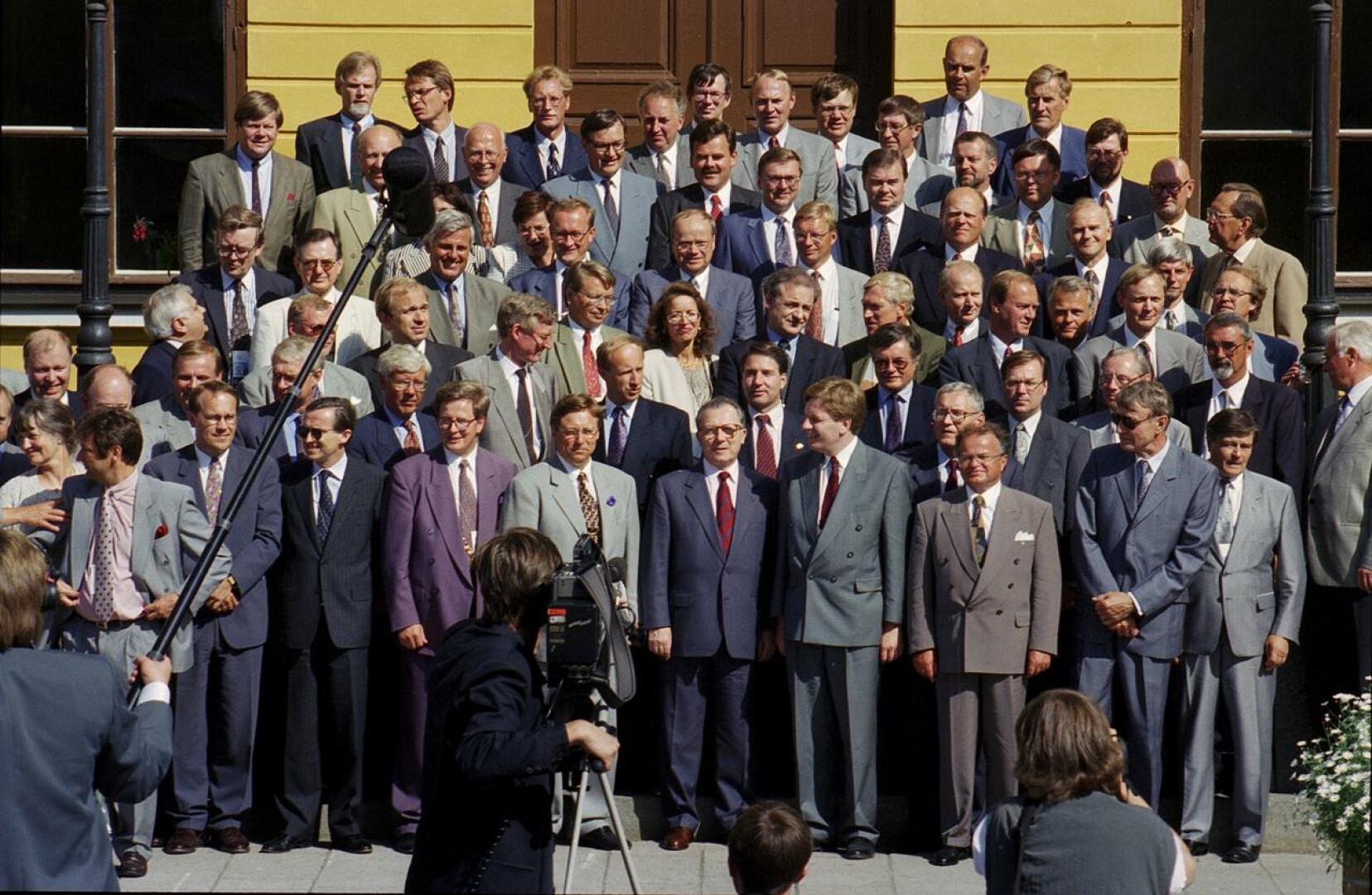 Luokkakuvassa. Arvovaltainen joukko kokoontui Kokkolan raatihuoneen portaille kuumana heinäkuun päivänä vuonna 1994.