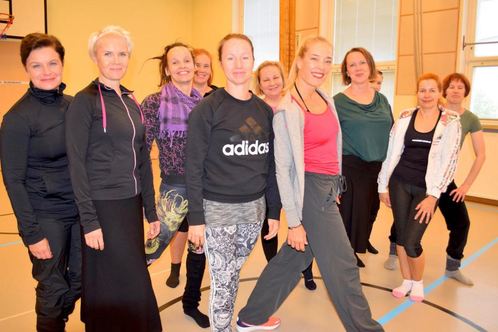Ex-brimaballerina Minna Tervamäki esiintyi perjantaina Ylivieskassa. Lauantaina hän jakoi kehonhuoltoon liittyviä vinkkejä yleisölle. 