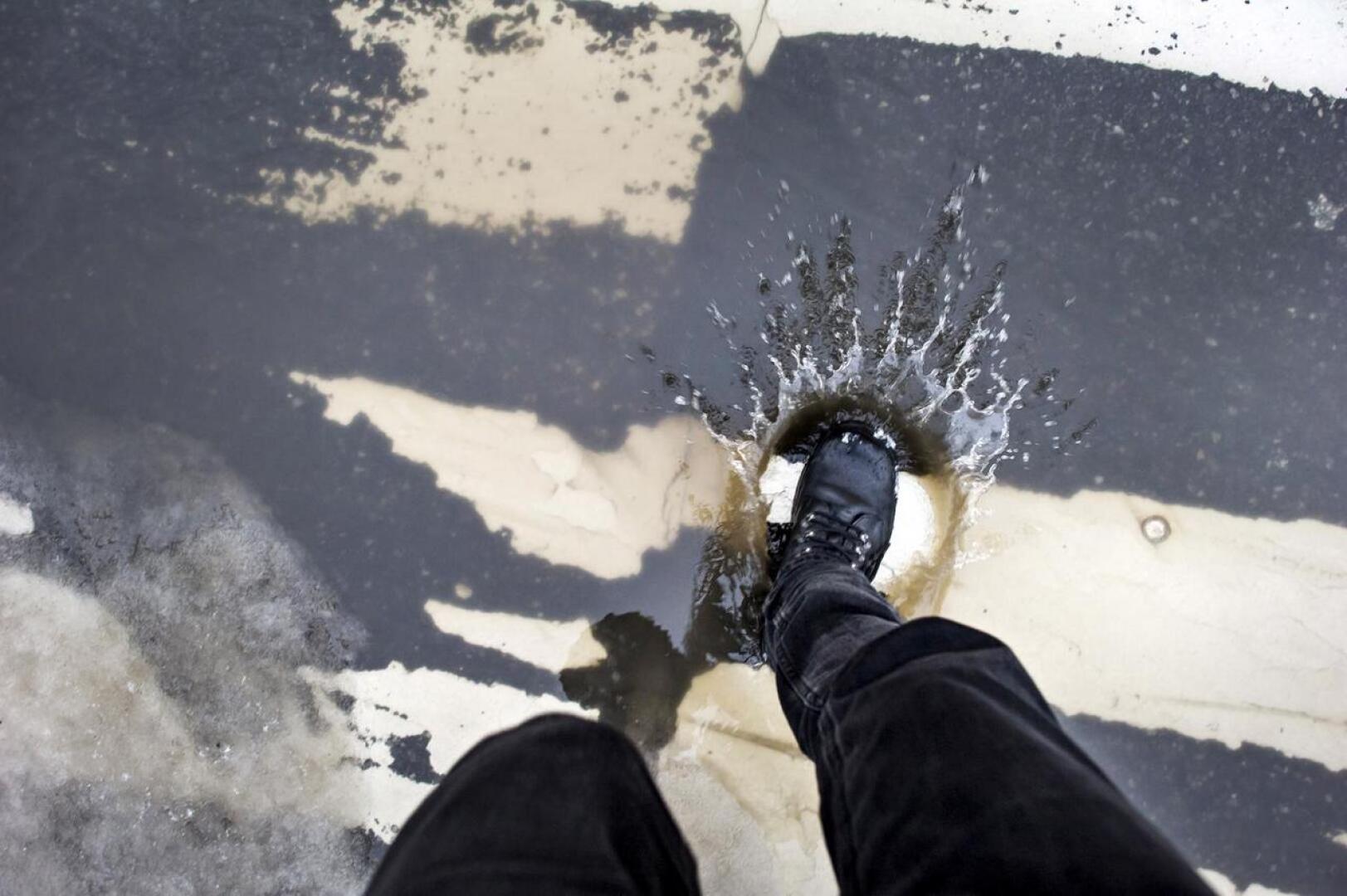 Ilmatieteenlaitos varoittaa edelleen liukkaasta jalankulkusäästä Keski-Pohjanmaalla. Jään päälle kertynyt vesi voi olla petollinen.