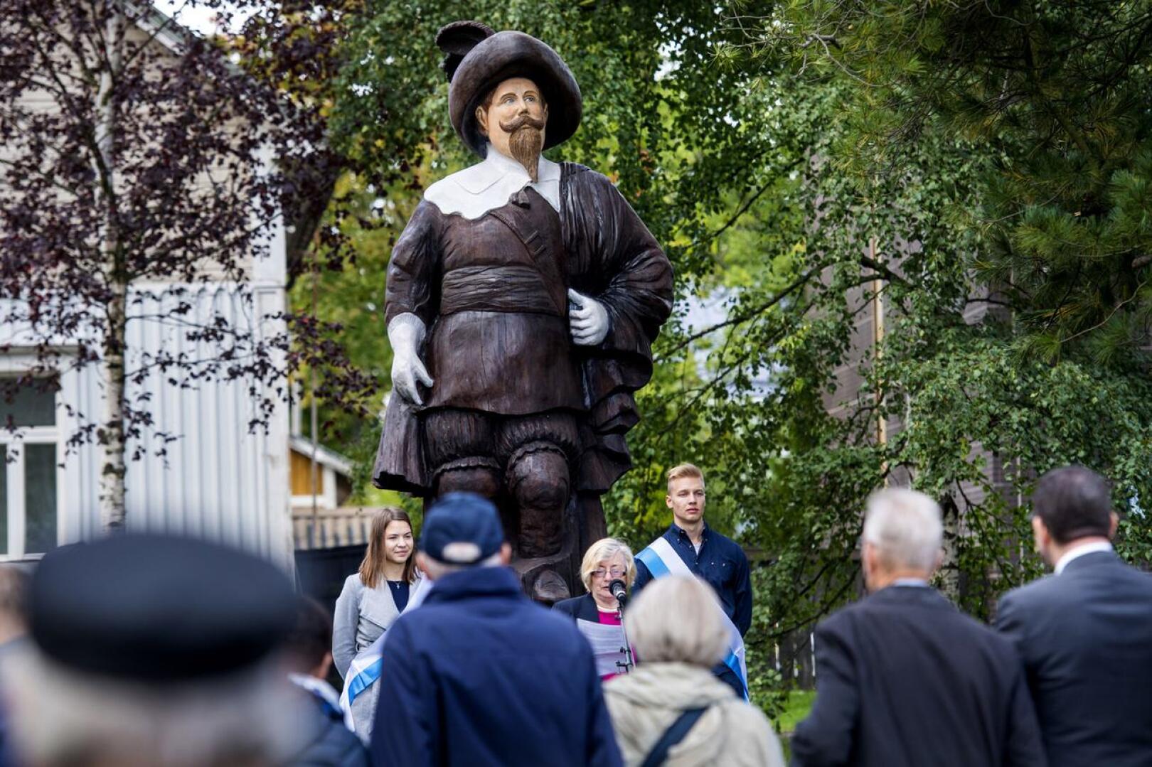 Uljas puinen Kustaa II Adolfin patsas tarkkailee Kokkolaa Englanninpuistossa, barkassin säilytysvajan takana. Kaupungin 400-vuotisjuhlavuoden kunniaksi tehdyn patsaan on veistänyt kuvanveistäjä Ulla Haglund.