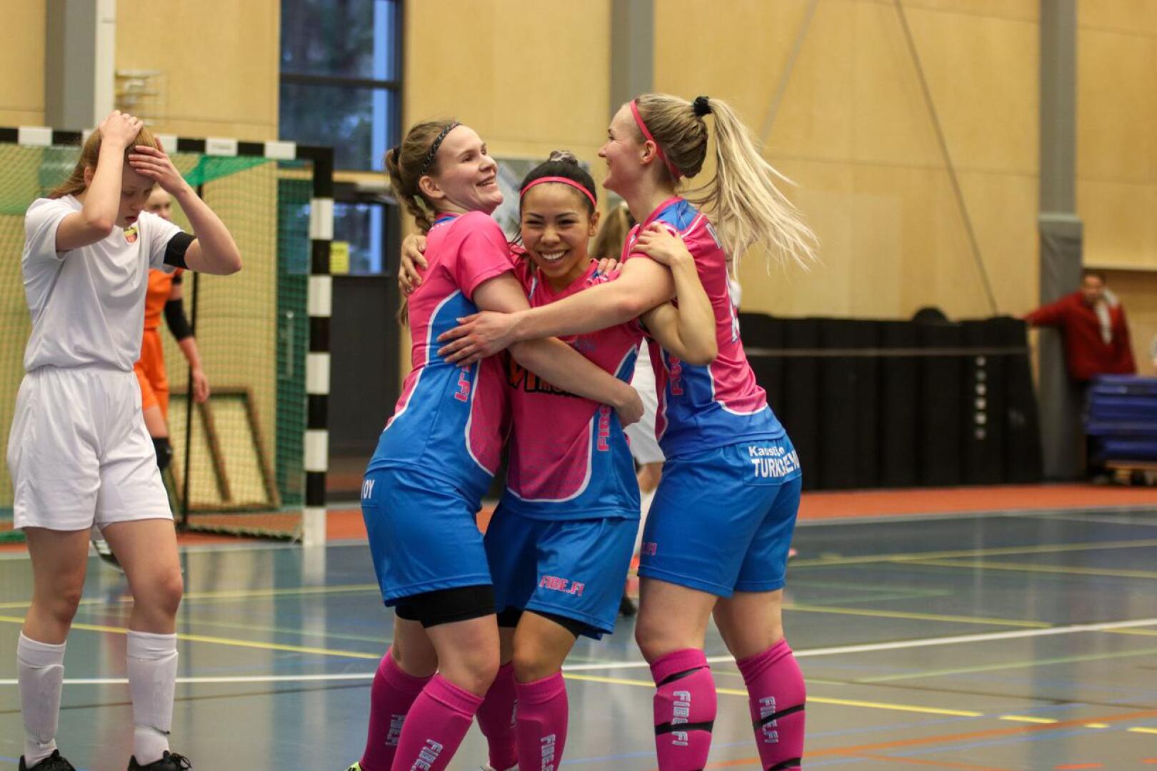 KP-Vedun pinkkipaidat pääsevät juhlimaan ensi kaudella Futsal-Liigassa. 