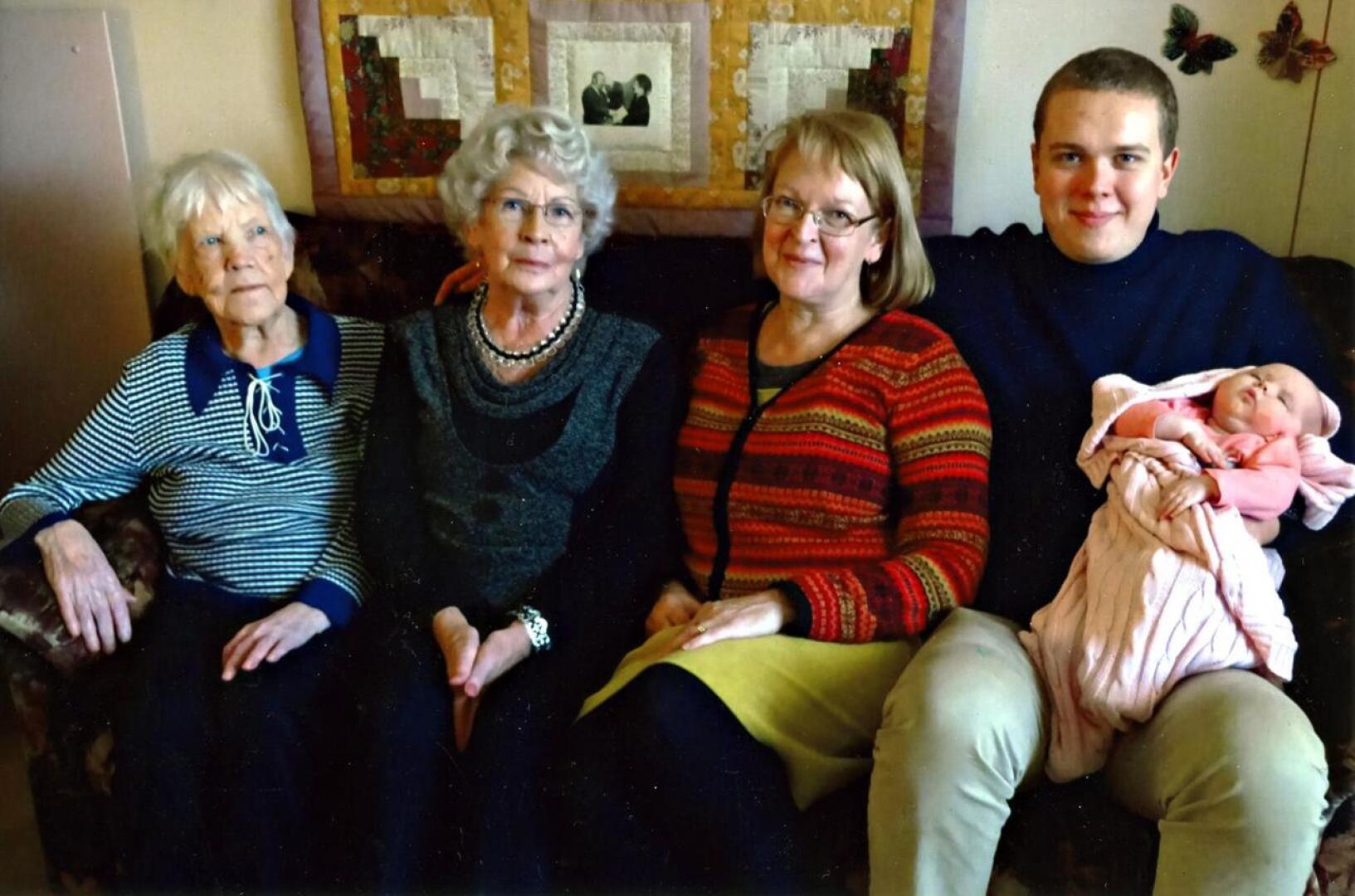 Humalojan vanhimman, Alli Hannosen katon alla kokoontui viisi sukupolvea joulukuussa 2018. Kuvassa 93-vuotias Alli Hannonen, Marjatta Rosenqvist, Maarit Rosenqvist sekä Joel Vuori sylissään kahden kuukauden ikäinen Anni-vauva.