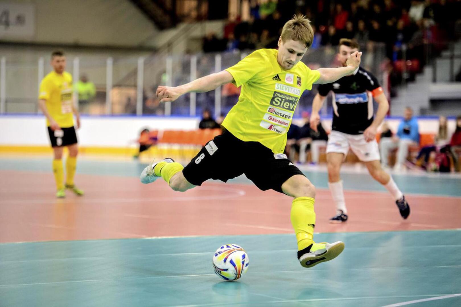 Sievi FS:n keltapaidan Tornion Palloveikkoihin täksi kaudeksi vaihtanut Jarmo Junno on kunnostautunut sekä seurajoukkueessa että myös Suomi-paita päällä.