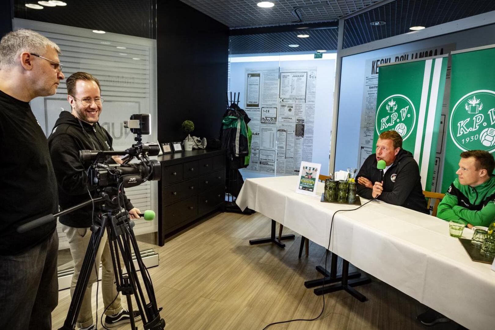KPV:n päävalmentaja Jarmo Korhonen ja puolustaja Timo Rauhala kertoivat John Sundvikin ja Petri Kiviniemen pitämässä lehdistöennakossa, että kokkolalaisjoukkue odottaa herkeämättä kotiavausta.