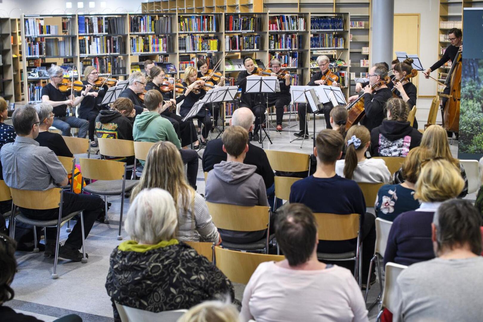 Keski-Pohjanmaan Kamariorkesteri soitti levynjulkaisukonserttinsa tiistaina Kokkolan kaupunginkirjastossa. Konserttiin oli vapaa pääsy.