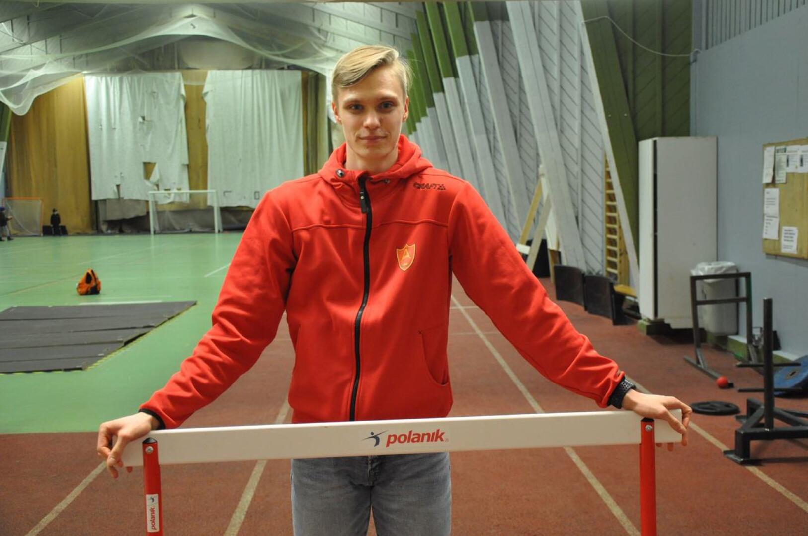 Fredrik Björkqvist treenaa paljon Kokkolan urheilutalon juoksusuoralla.