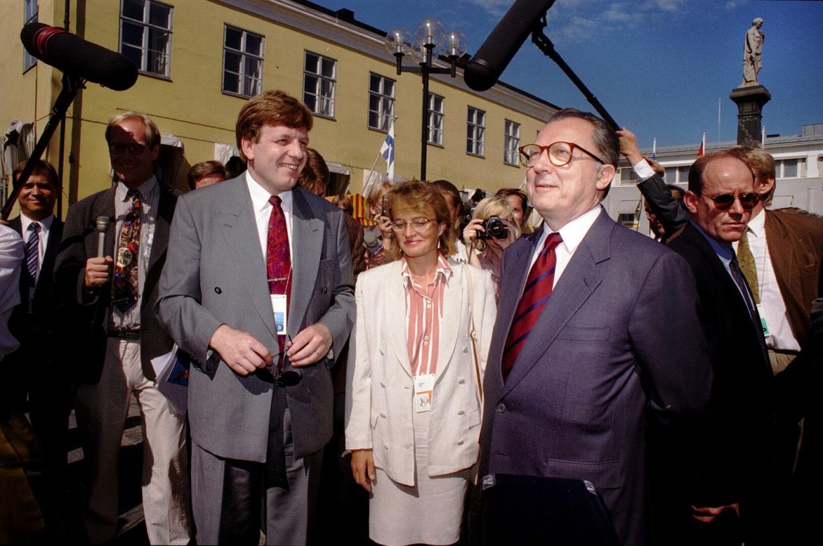 Kuuma kesä 1994. Pääministeri Esko Aho ja EU-komission puheenjohtaja Esko Aho Mannerheimin aukiolla 22.7.1994.