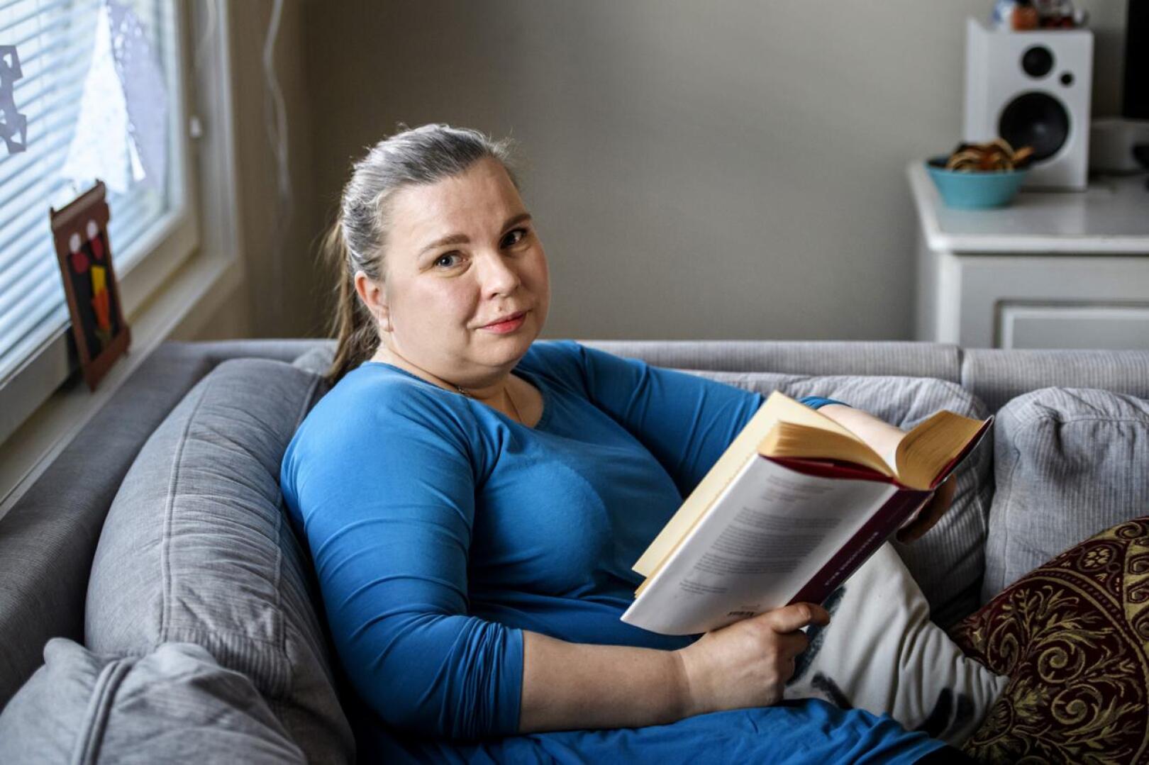 Nykyään Tiia Kariniemi pystyy keskittymään myös lempiharrastukseensa lukemiseen. Painettujen kirjojen lisäksi hän kuuntelee äänikirjoja.
