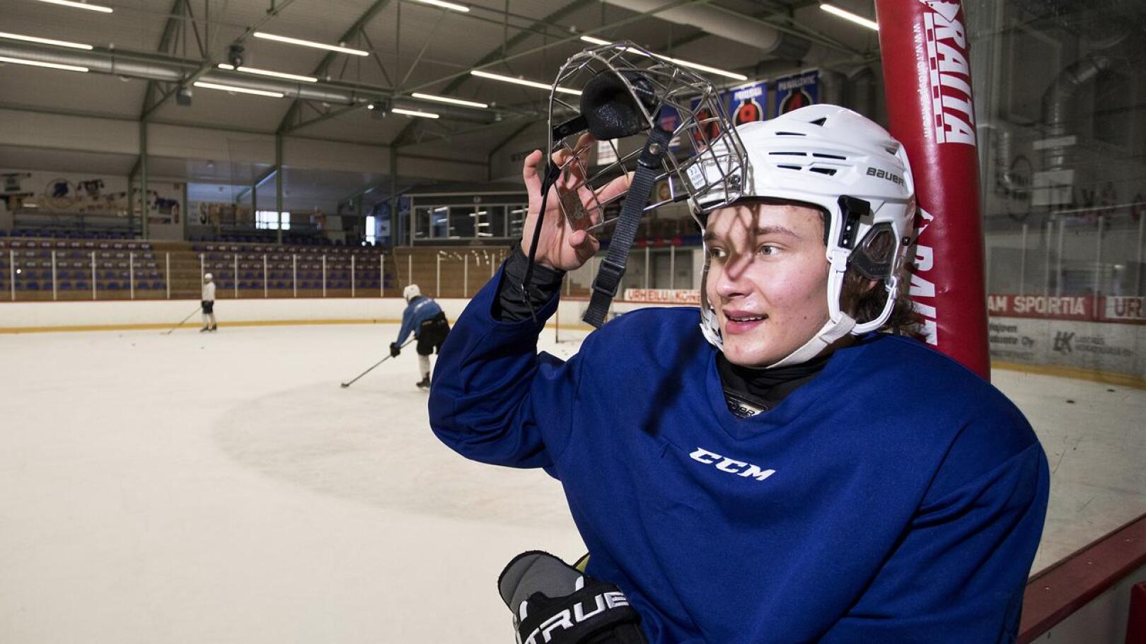 Nuutti Ylitalo opiskelee Kalajoen lukiolla urheilulinjalla. Tiistai- ja torstaiaamut kuluvat aamutreeneissä jäähallilla.
