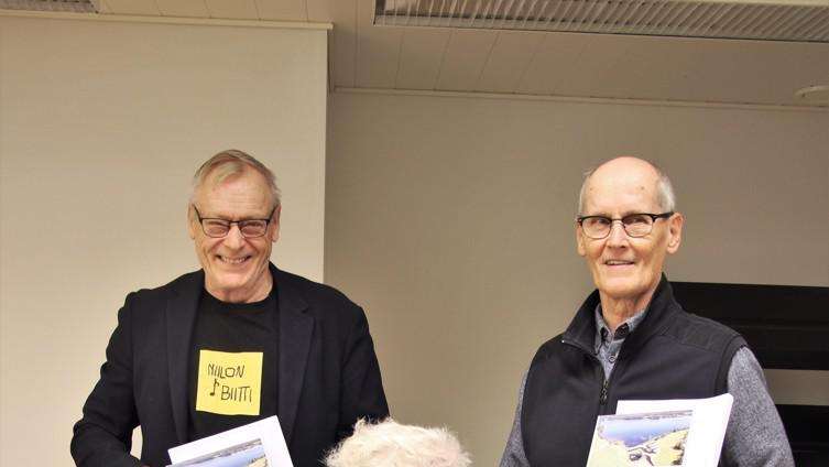 Nyt on syytä hymyyn. Juhani Tilli (takana vas.), Veijo Muhonen ja Pekka Sorola ihastelevat uutukaisteosta.