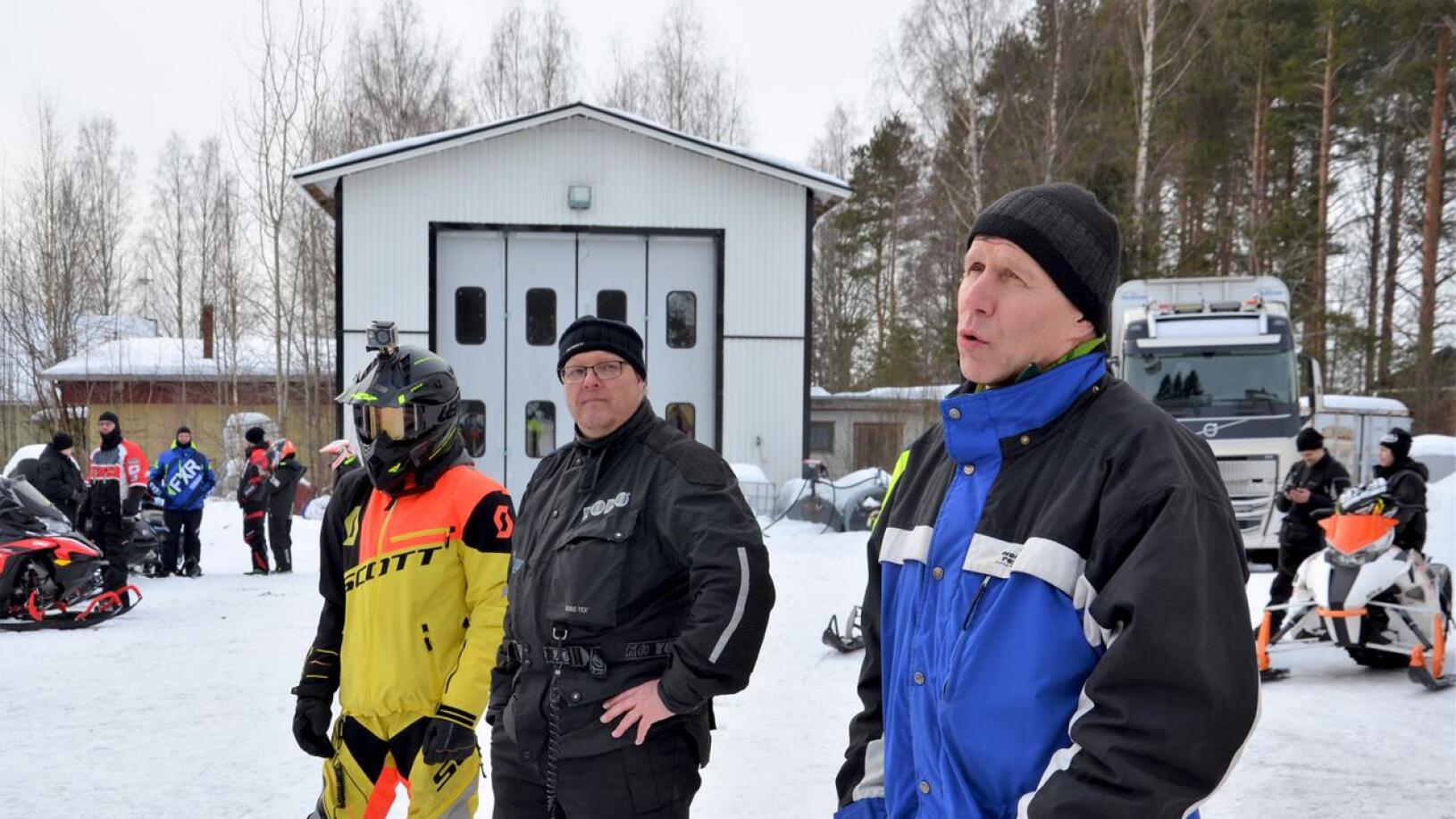 Kunnanhallituksen jäsen Tapio Tuikka (oikealla) oli vaikuttunut kelkkaväen yhteishengestä. Toholampilainen Jyrki Huusko (keskellä) oli tapahtuman alkuunpanija. Jyrki Huuskon poika Roope Huusko oli yksi monista nuoremman polven kelkkaharrastajista paikalla.