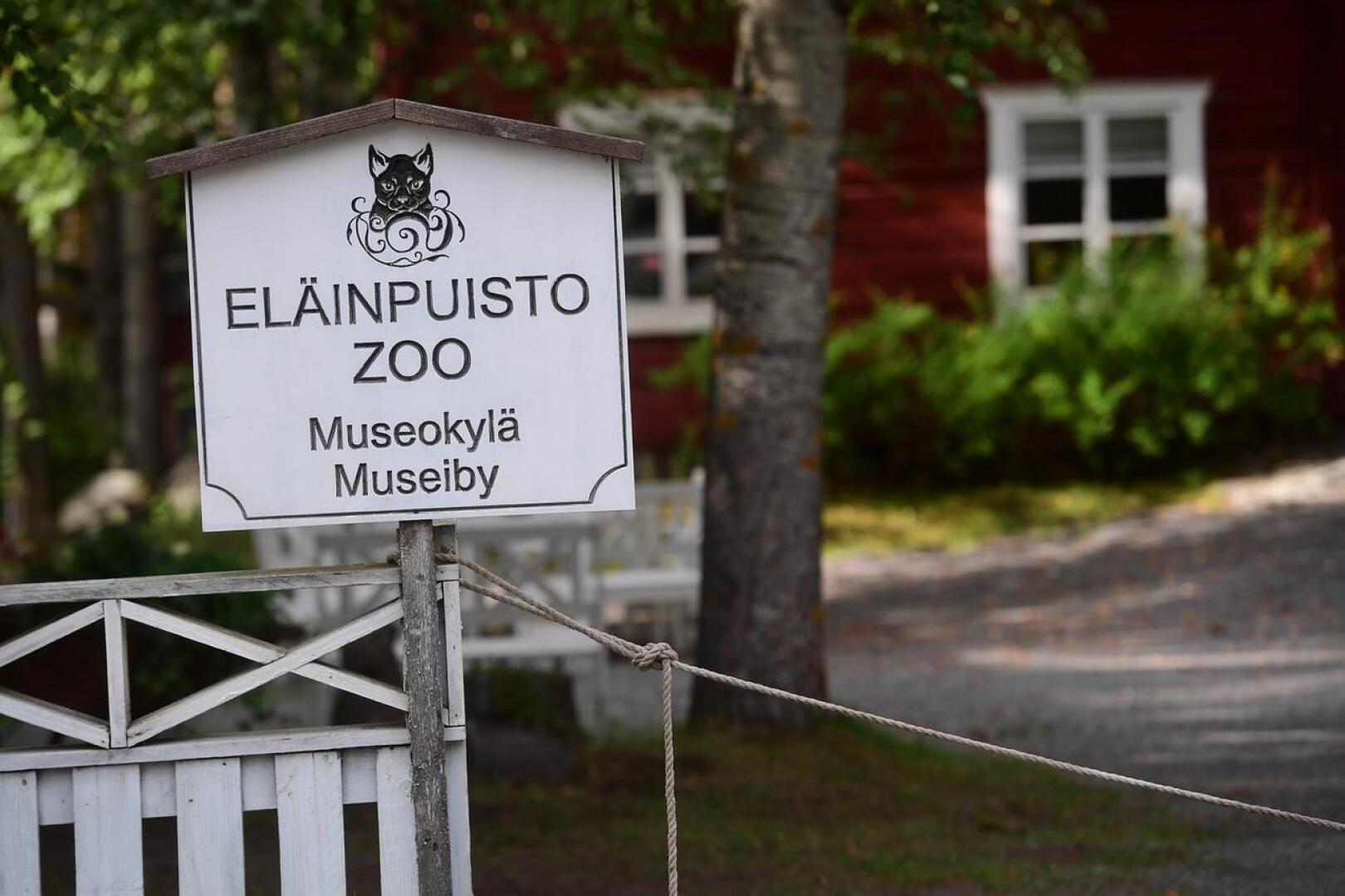 Toivosen eläinpuisto on suosittu vierailukohde Kälviällä. Kävijöitä on vuosittain noin 30 000. Alueella sijaitsee myös talonpojanmuseo.