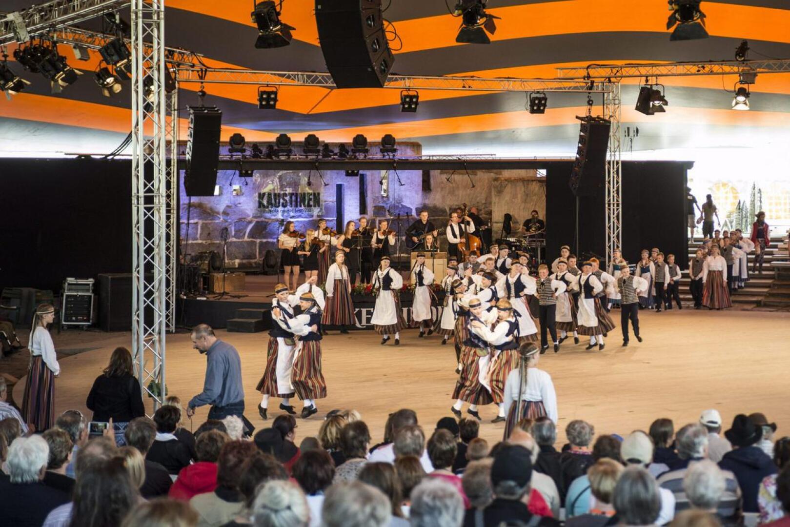 Keski-Pohjanmaan kesä tarjoaa kaikkea konserteista raveihin ja viinijuhlista torimyyjäisiin. Kuvassa Kaustisen kansanmusiikkifestivaalit.