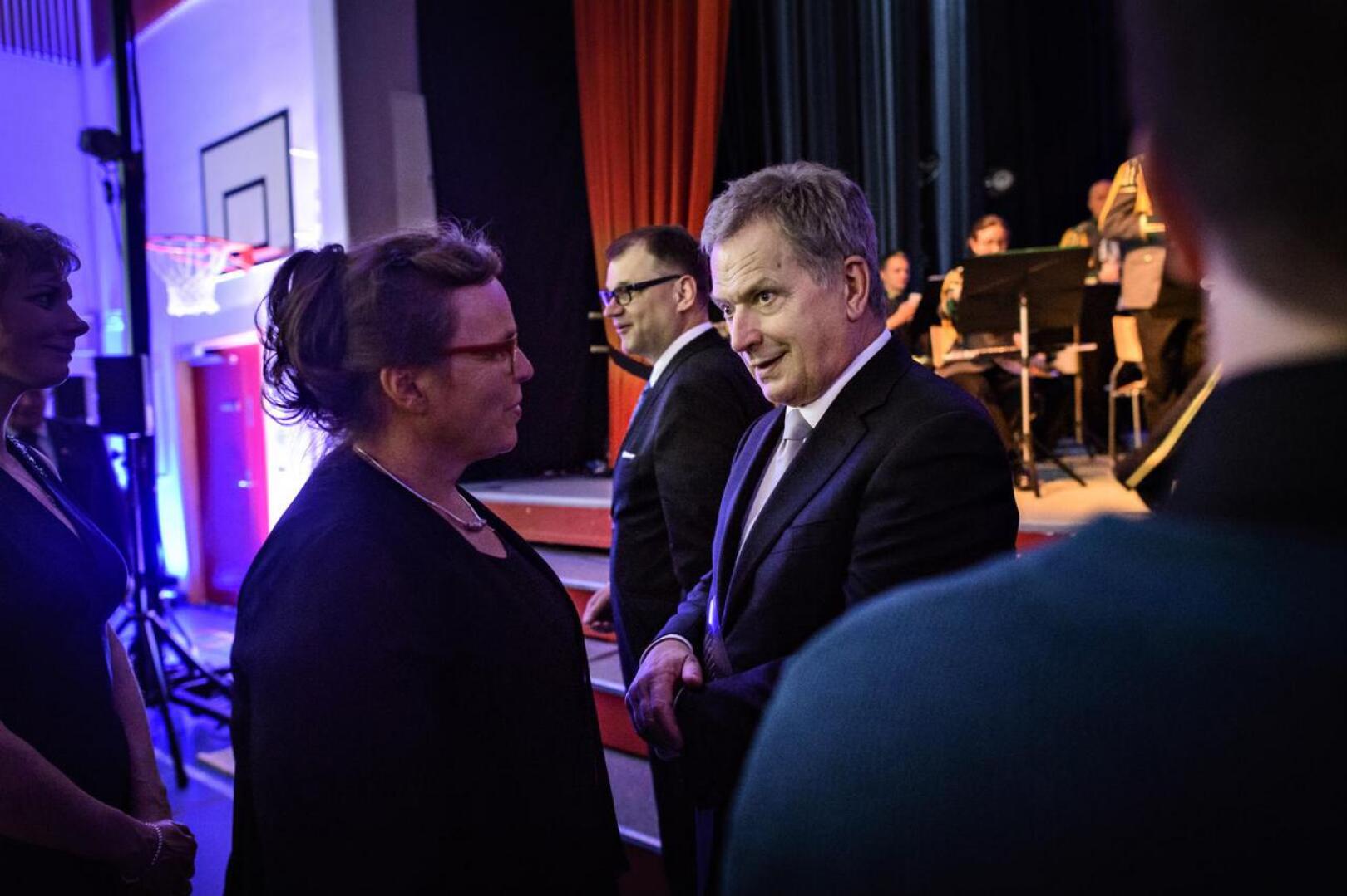 Tasavallan presidentti Sauli Niinistö kiitti Nivalan lasten juhlakuoron johtaja Elina Jussilaa esityksestä Kyösti Kallion koululla Sovinnonpuheen juhlassa.