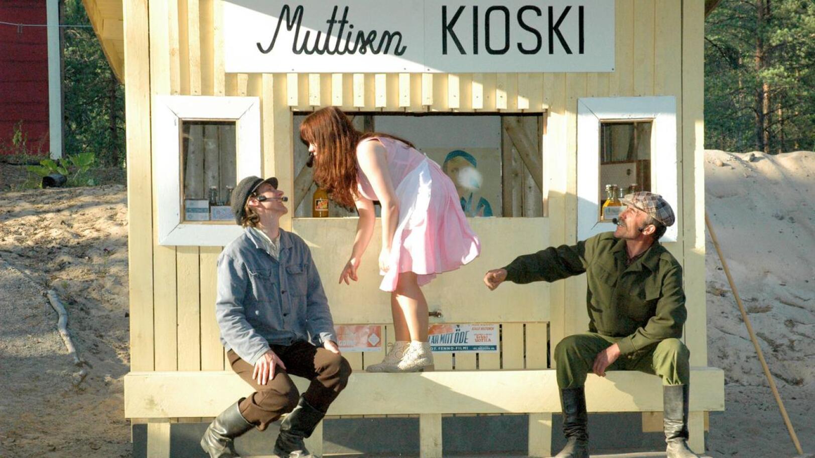 Eskolassa ei tänä kesänä nähdä kesäteatteria. Kuva vuodelta 2010, jolloin teatterissa esitettiin Jupiterin kuut. Kuvassa Juha Heikkilä,  Minna Högbacka ja Antero Iso-Kungas.