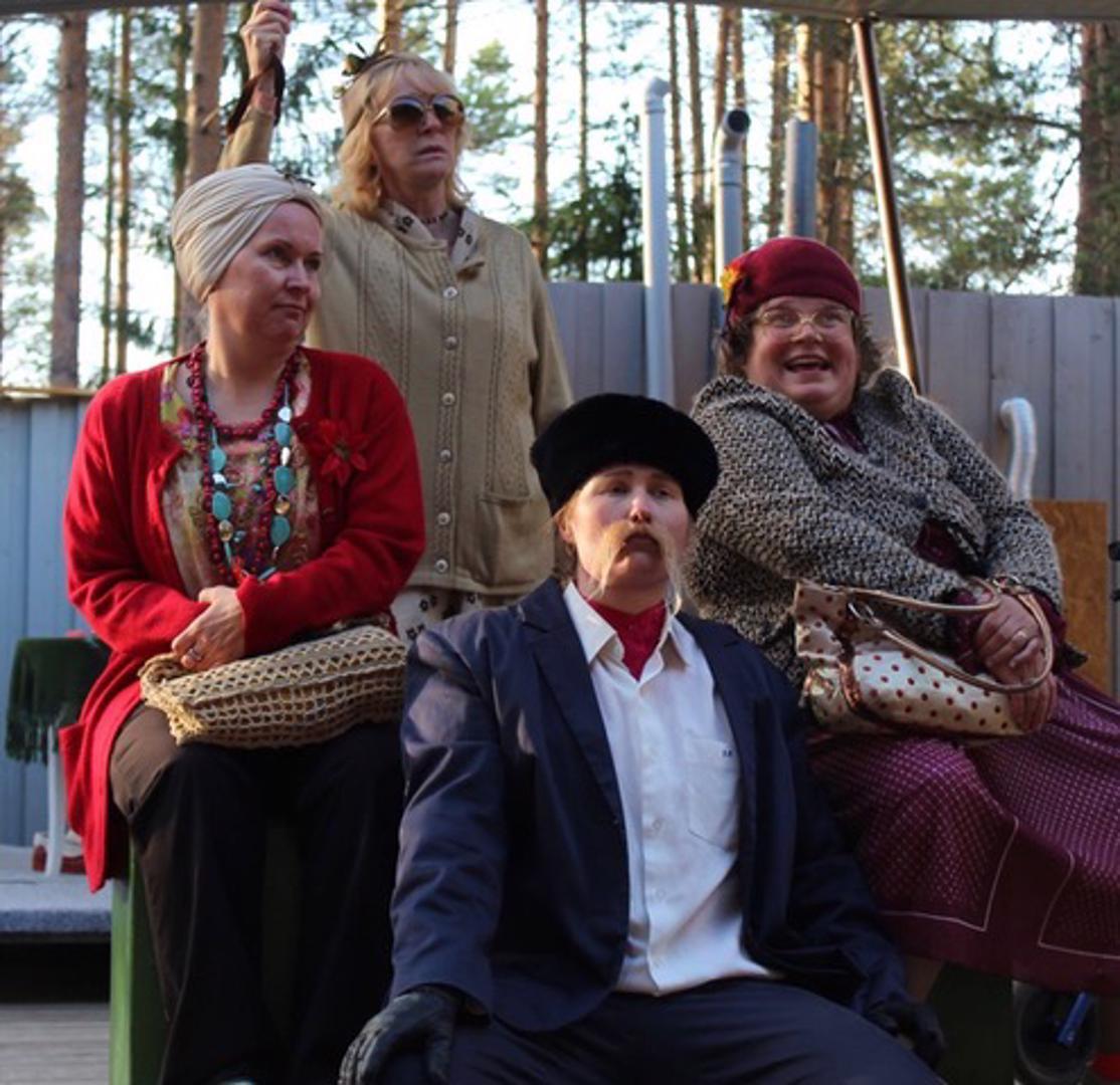 Ehtoolehdon väkeä raitsikan kyydissä. vas. Siiri (Elise Lund-Mäkelä), Margit (Terttu-Liisa Tokola) venäläinen raitsikkakuski (Sanna Siltanen) ja Irma (Eini Pekola).