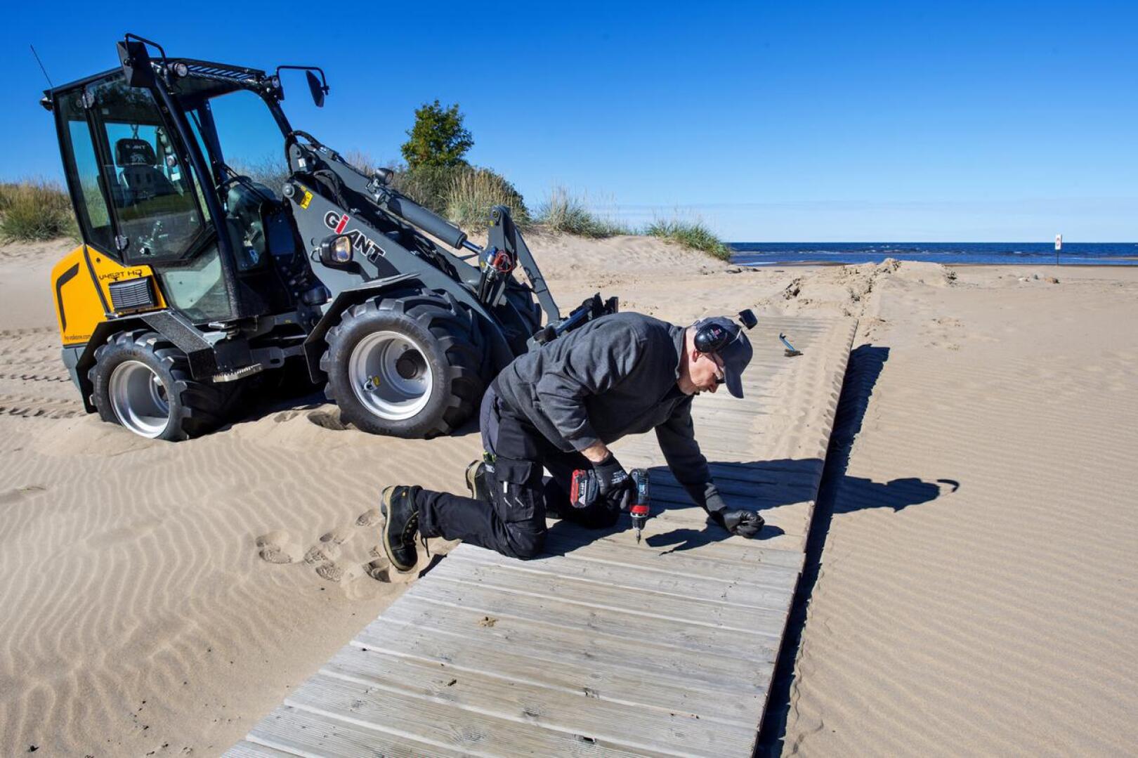 Kalajoki Campingin aluepäällikkö Risto Apuli purkaa rantaan vievää puupolkua pois talven tieltä. Kesällä tässä on riittänyt kulkijoita.