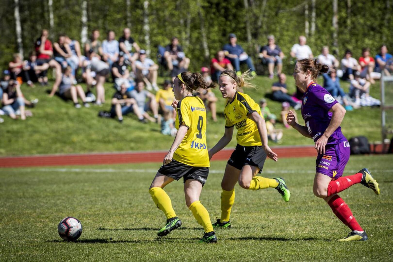 Ensimmäinen liigapeli Alavetelissä. Chelsy Swackhamer (vas.) ja Sofia Matikainen ehtivät palloon ennen Ålandin Sara Nordinia.