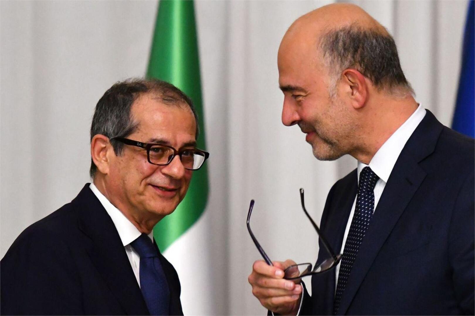 Italian valtiovarainministeri Giovanni Tria ja EU:n talouskomissaari Pierre Moscovici Roomassa lokakuussa. LEHTIKUVA/AFP