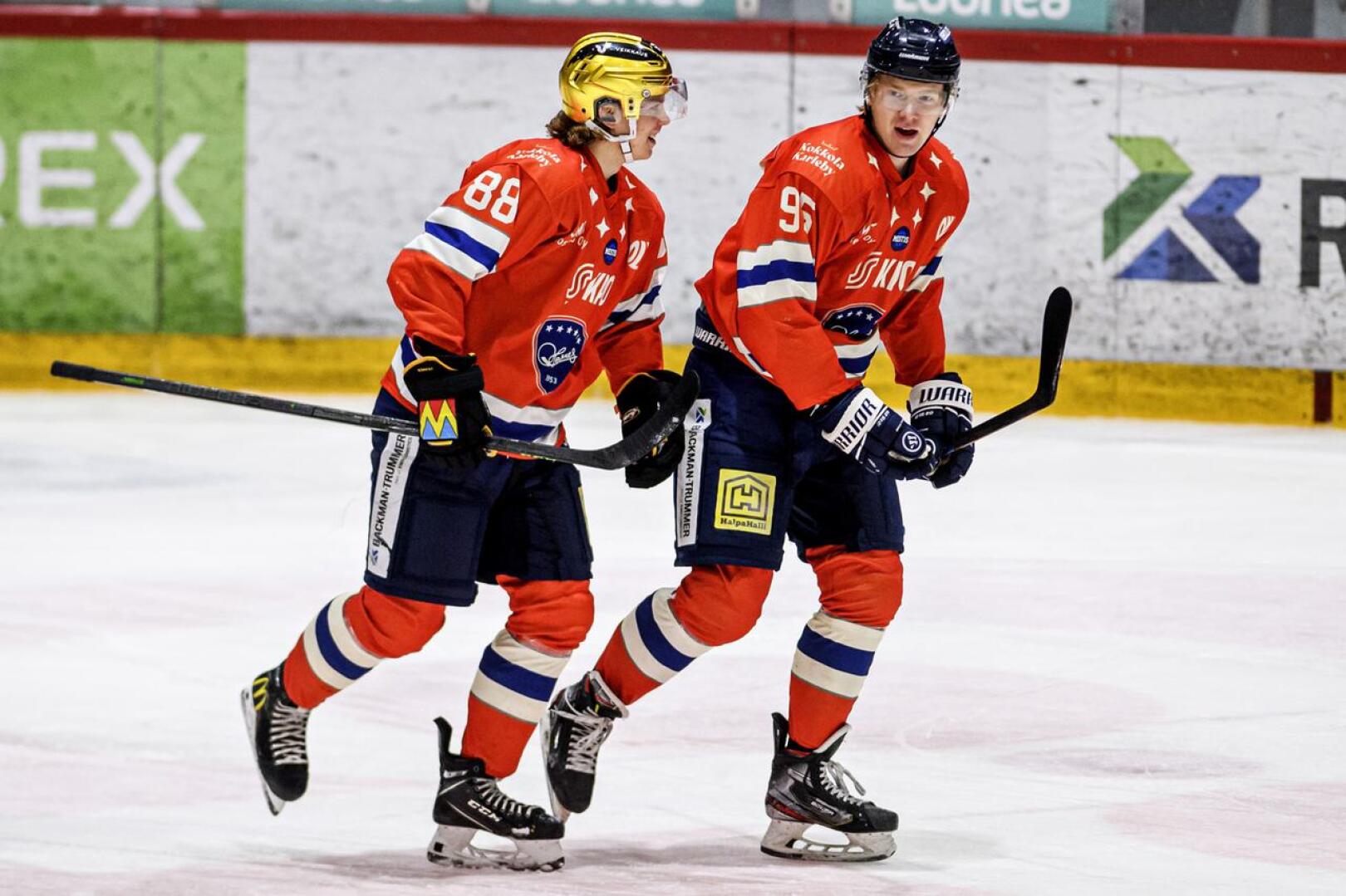 Aleksi Antti-Roiko (vas.) ja Jonas Peterek käänsivät pelin lopussa Hermeksen voitoksi.