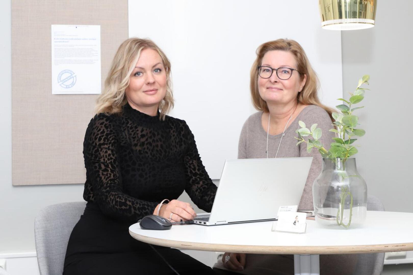 Merja Korkeakangas (vas.) ja Marita Ylé-Julin OP Koti Pohjanmaasta kertovat, että digitaalisuus on tullut vahvasti mukaan kiinteistövälitykseen.
