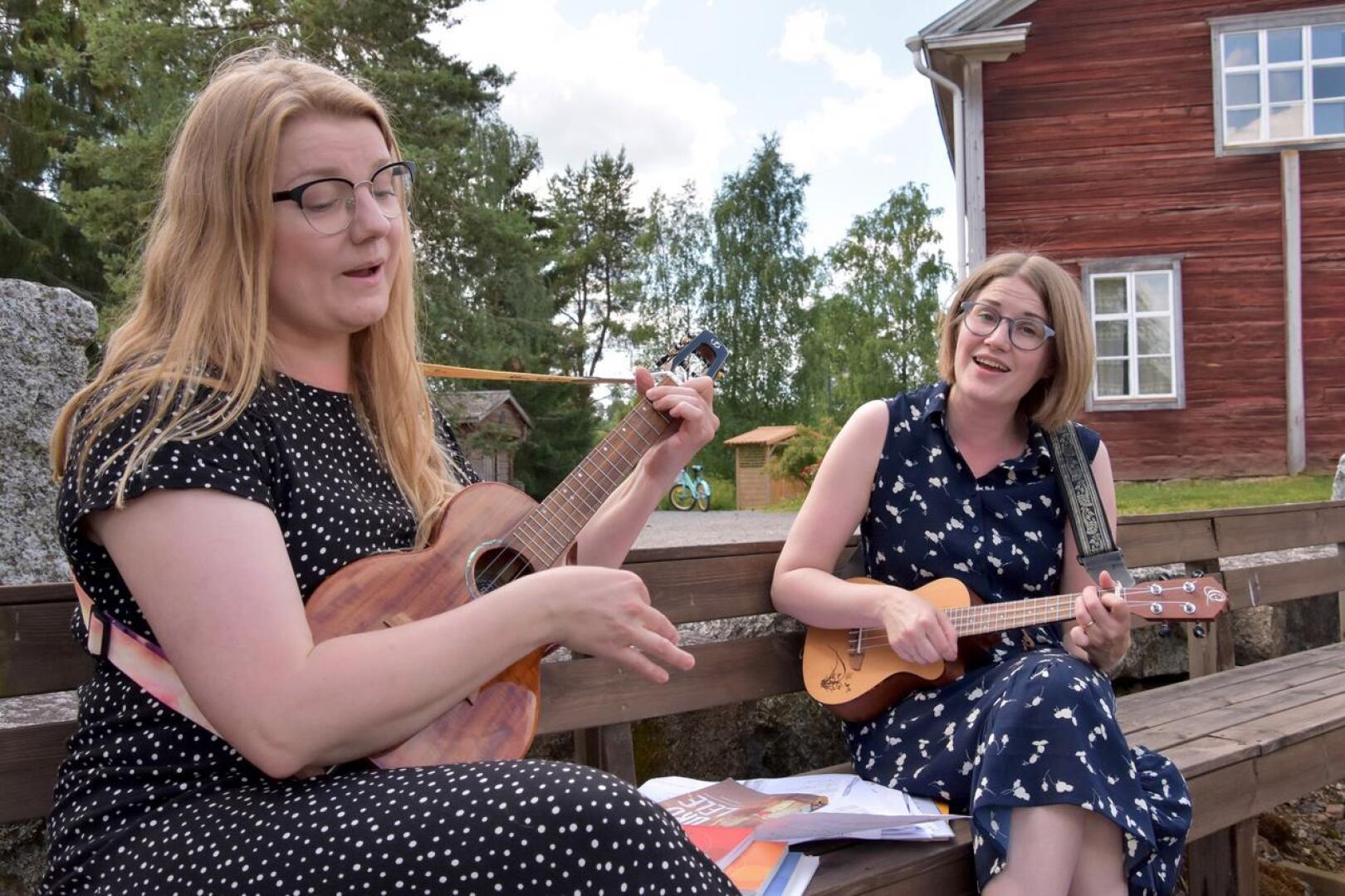 Pieni suuri soitin. Heli Huukia ja Anna Karsikas-Kuusistoa viehättää ukulelen monipuolisuus.