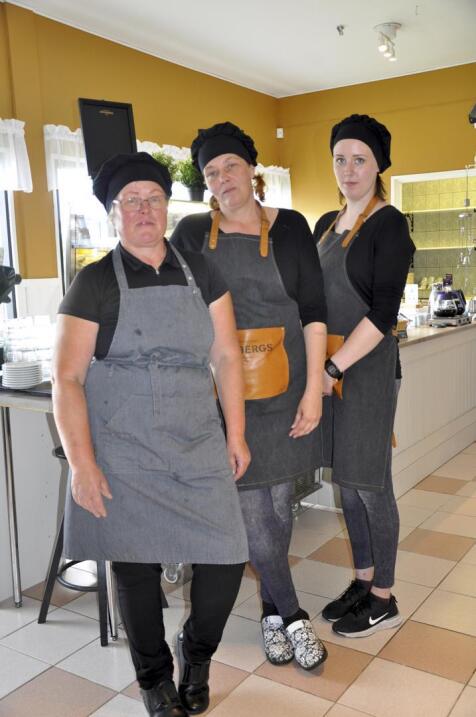 Yhdessä. Tuula Storlöpare (vasemmalla), Virva Siermala ja Anne Lauri palvelevat asiakkaita Lohtajalla uudessa Lounas Cafe Ellassa viikon jokaisena päivänä. 