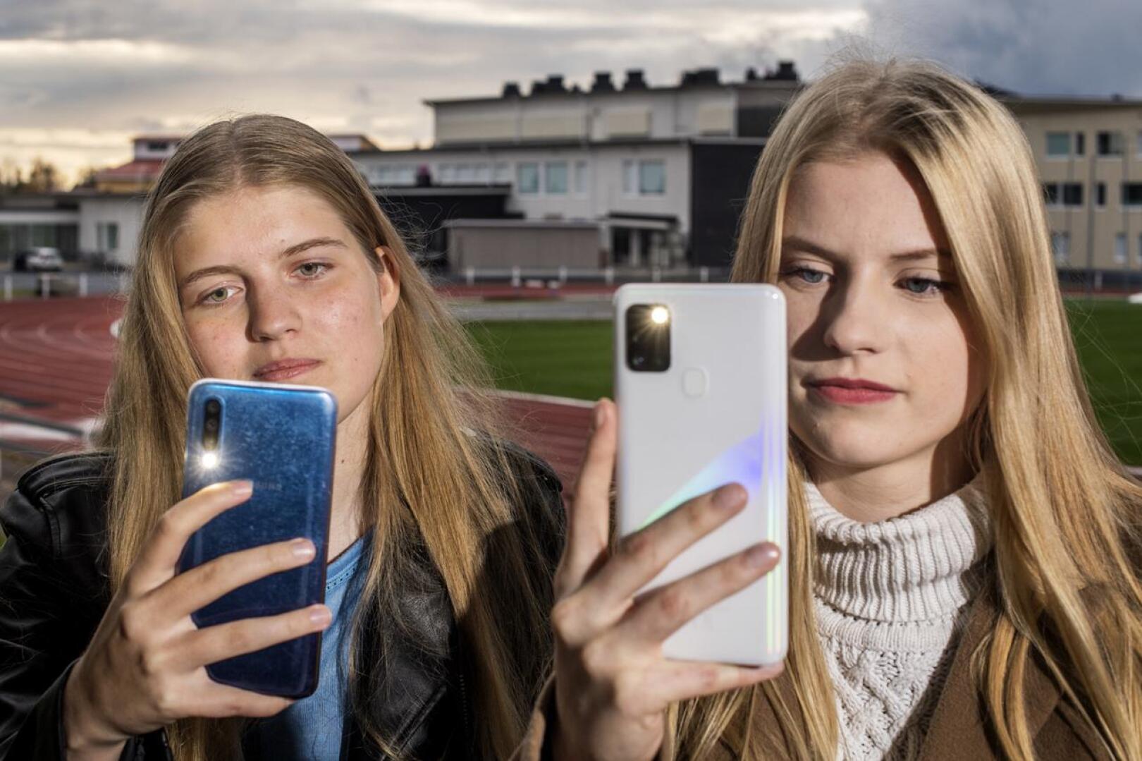Julia Isopahkala ja Johanna Hihnala käyttävät Instagramia, Snapchatia ja TikTokia. Ne ovat heille hyvin tärkeitä välineitä yhteydenpitoon kavereiden kanssa.