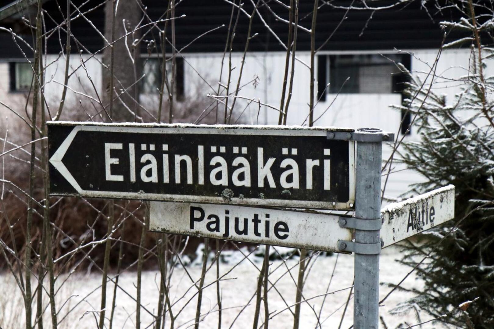 Tällä hetkellä Perhonjokilaakson alueella on kolme kunnallista eläinlääkärivastaanottoa. Halsuan tilat sijaitsevat Pajutiellä.