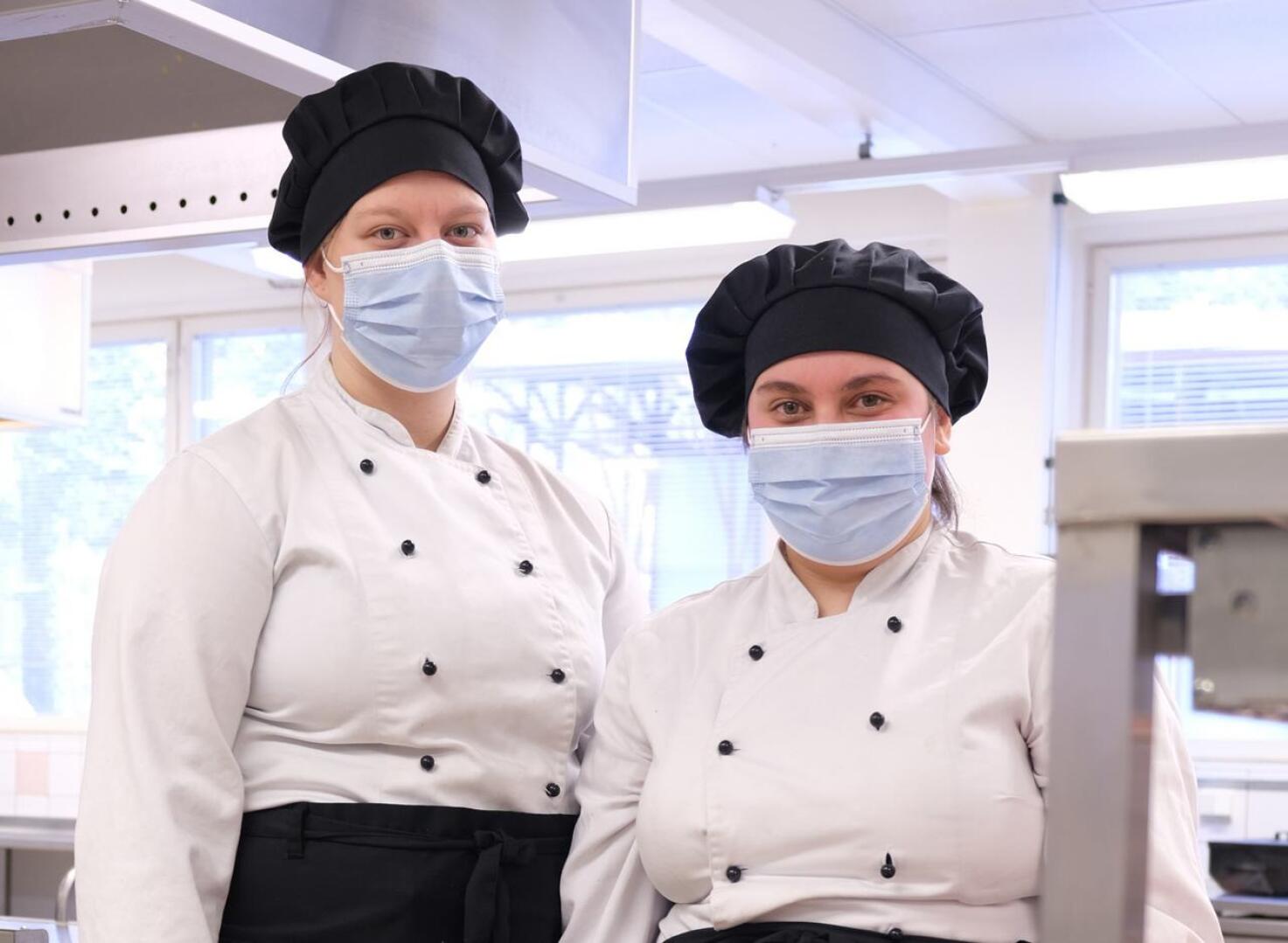 Ravintola-catering-palveluiden hopeamitalistit Janette Kahelin ja Jennamiia Arvola opiskelevat kokiksi Jedun Haapaveden yksikössä.