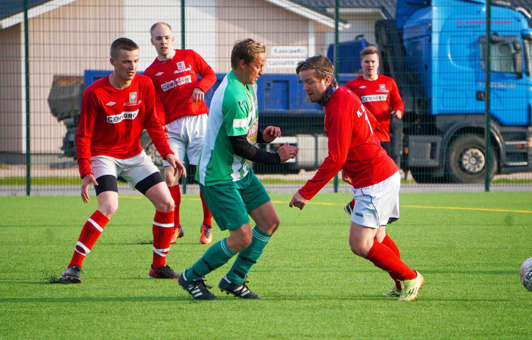 Reima on tuttu näky myös jalkapallokentiltä kokkolalaisen Ykspihlajan Reiman muodossa. Kuvassa vihreäpaitainen Reima vierailemassa Nivalassa FC-92:n vastustajana 5-divisioonan ottelussa kesällä 2017.