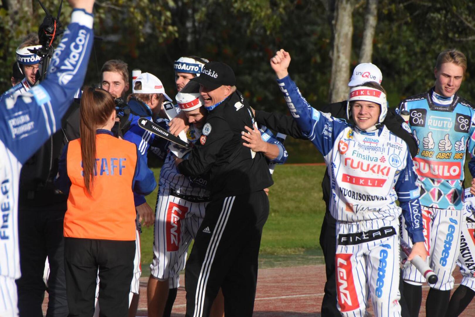 Toinen välierä päättyi Vedon juhliin hurjan nousun jälkeen. Pelinjohtaja Markku Hylkilä ehti kolmospesälle rutistamaan ratkaisija Matias Rinta-ahoa.