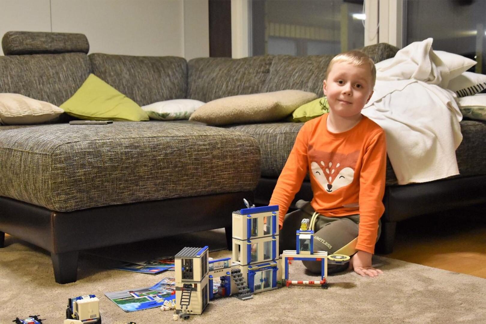 Onnea! Torstain nimipäiväsankari Viljo Polet on rakennellut viime päivinä Lego-poliisiasemaa.