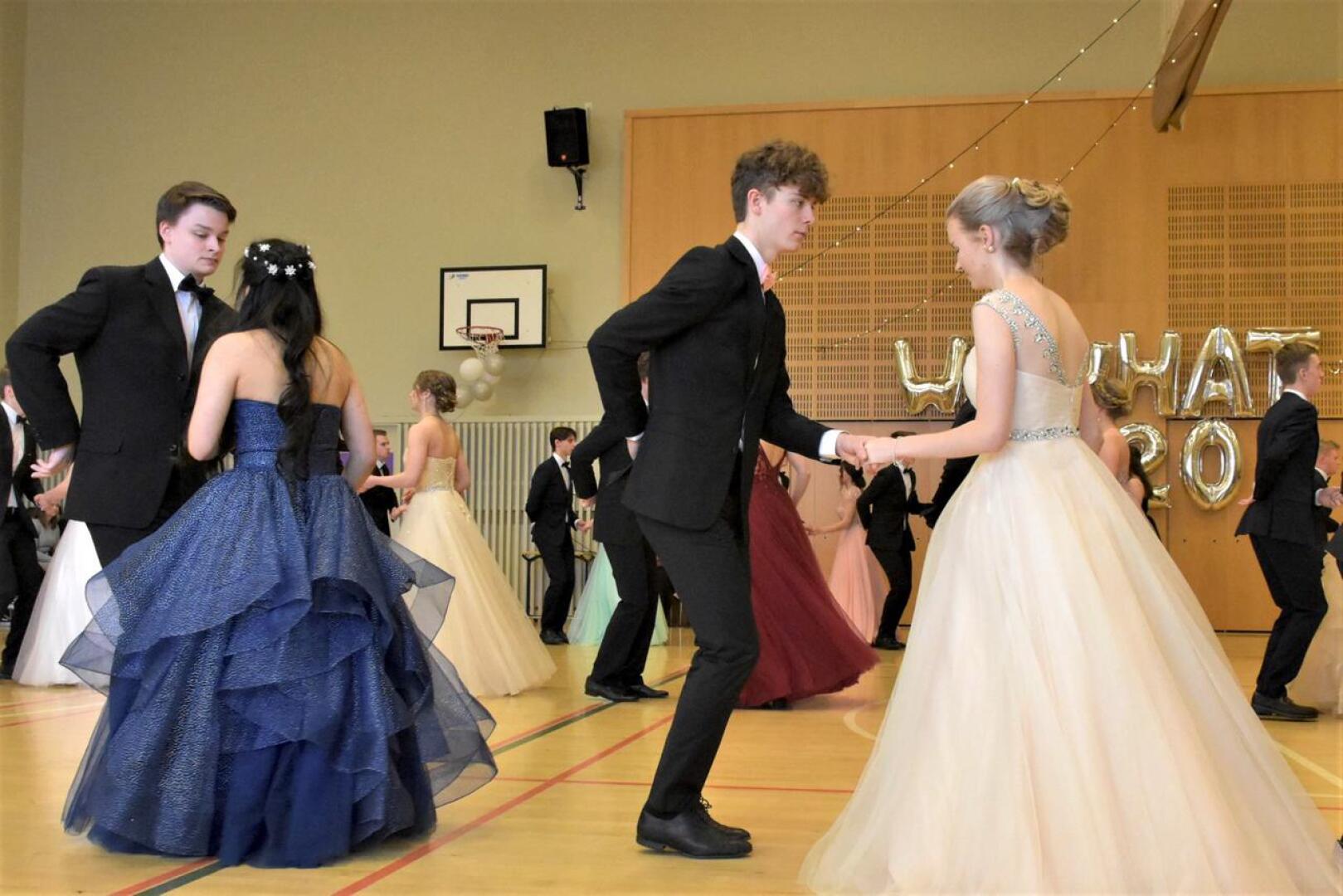 Pietarsaaren lukion vuoden 2020 vanhojen tanssit 14. helmikuuta, kun koronapandemia oli Suomessa vasta paha aavistus. 
