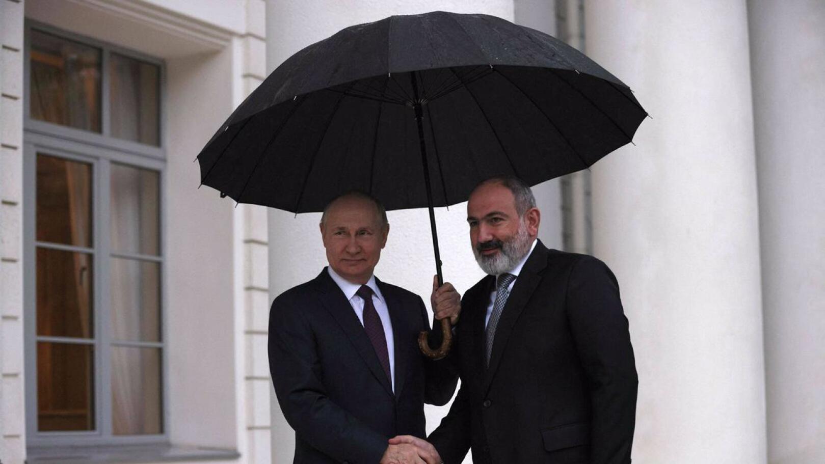 Presidentti Vladimir Putin kättelee Armenian presidenttiä Nikol Pashinyania. Kuva on Venäjän valtiollisen uutistoimiston Sputnikin välittämä. Lehtikuvalla ei ole ollut mahdollisuutta todentaa kuvaustilanteen aitoutta tai riippumattomuutta.