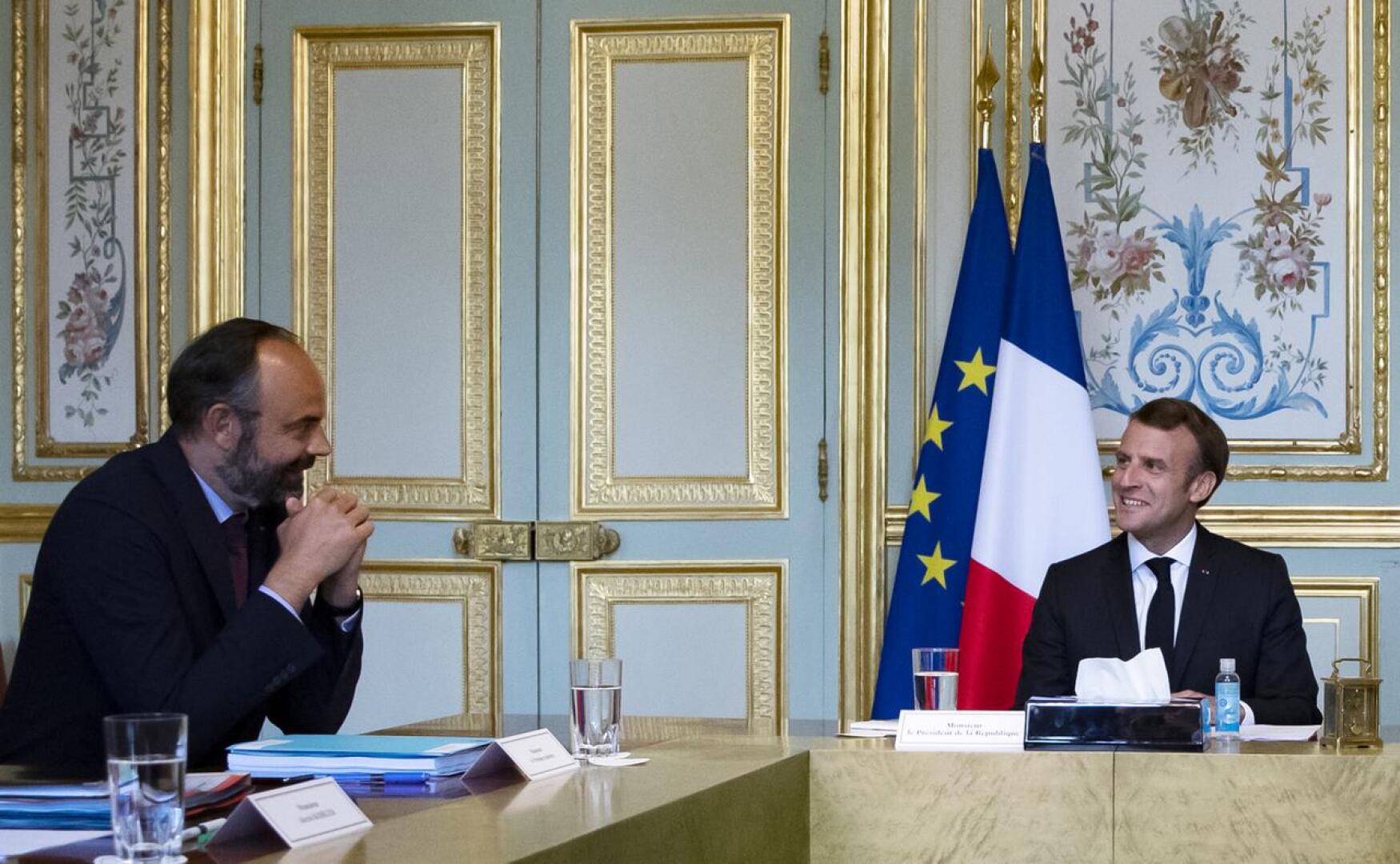 Ranskan eronnut pääministeri Edouard Philippe ja presidentti Emmanuel Macron tapasivat kokouksessa Pariisissa torstaina.